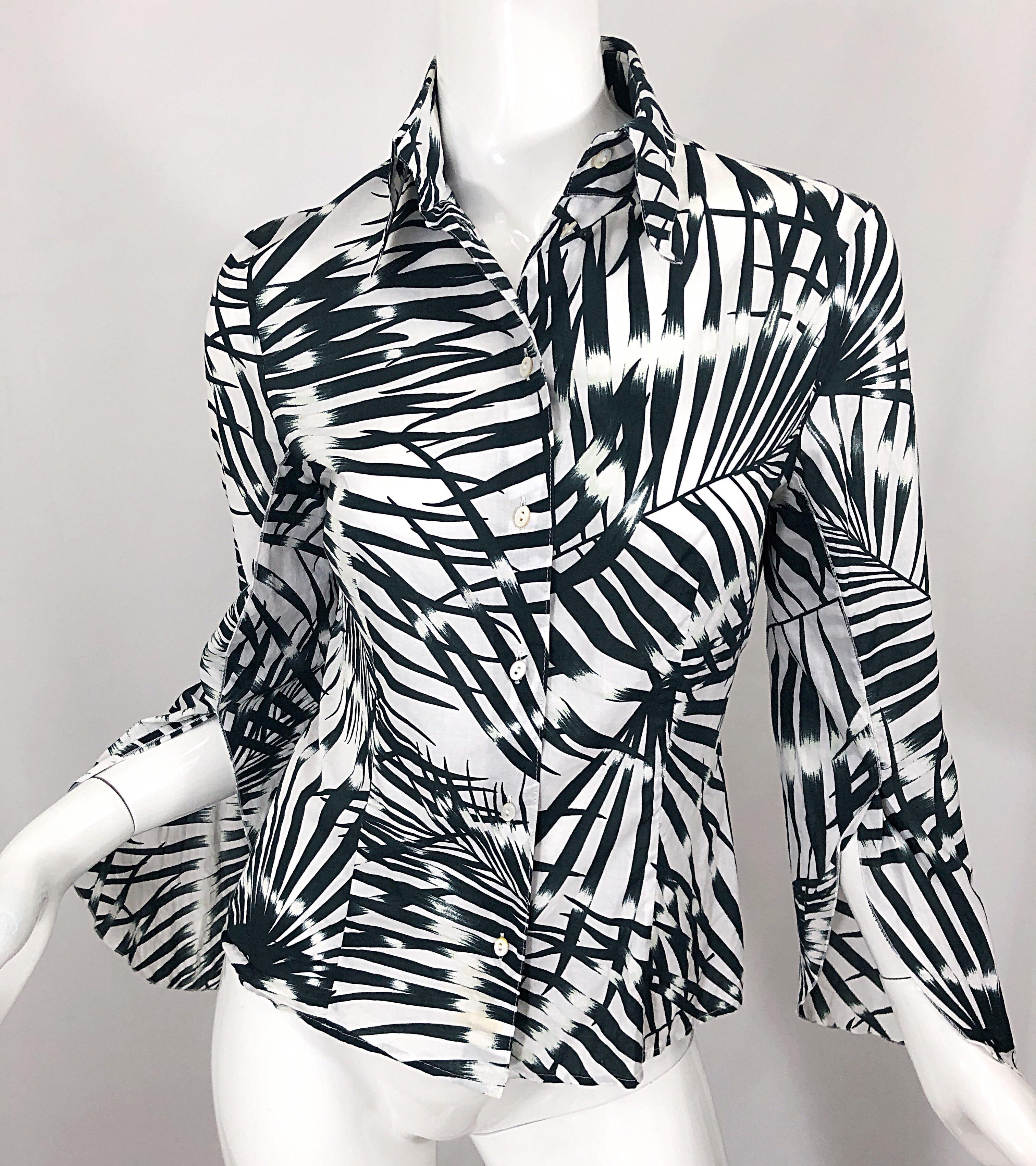 1990er Valentino Schwarzes und weißes langärmeliges Hemdbluse mit Palmenmuster aus Baumwolle im Angebot 9
