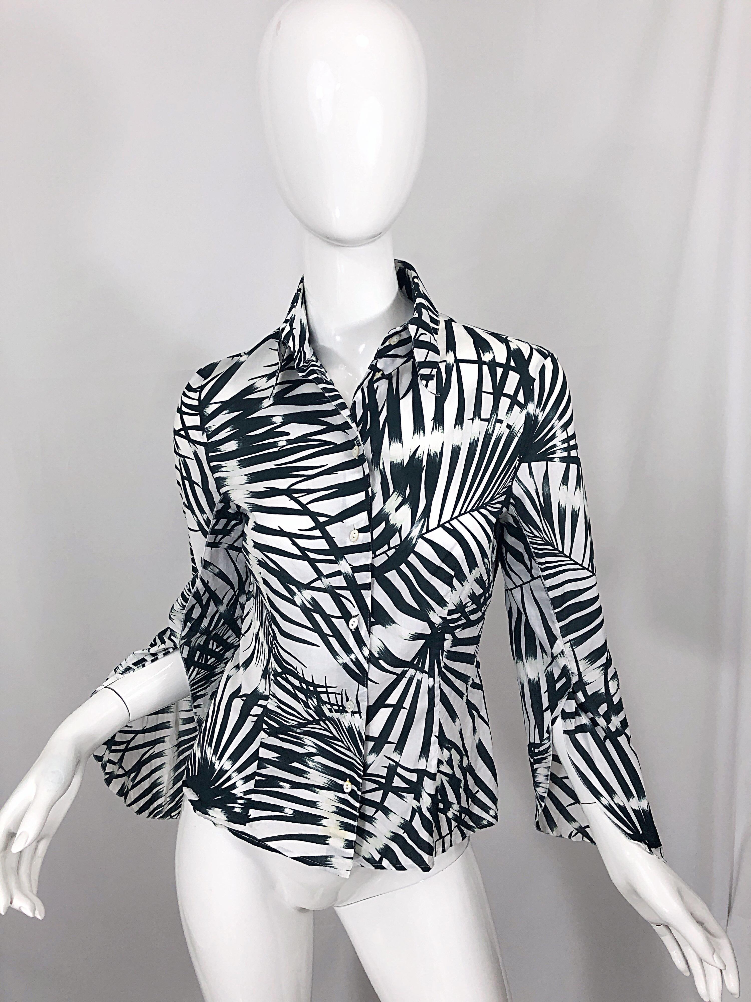1990er Valentino Schwarzes und weißes langärmeliges Hemdbluse mit Palmenmuster aus Baumwolle im Angebot 12