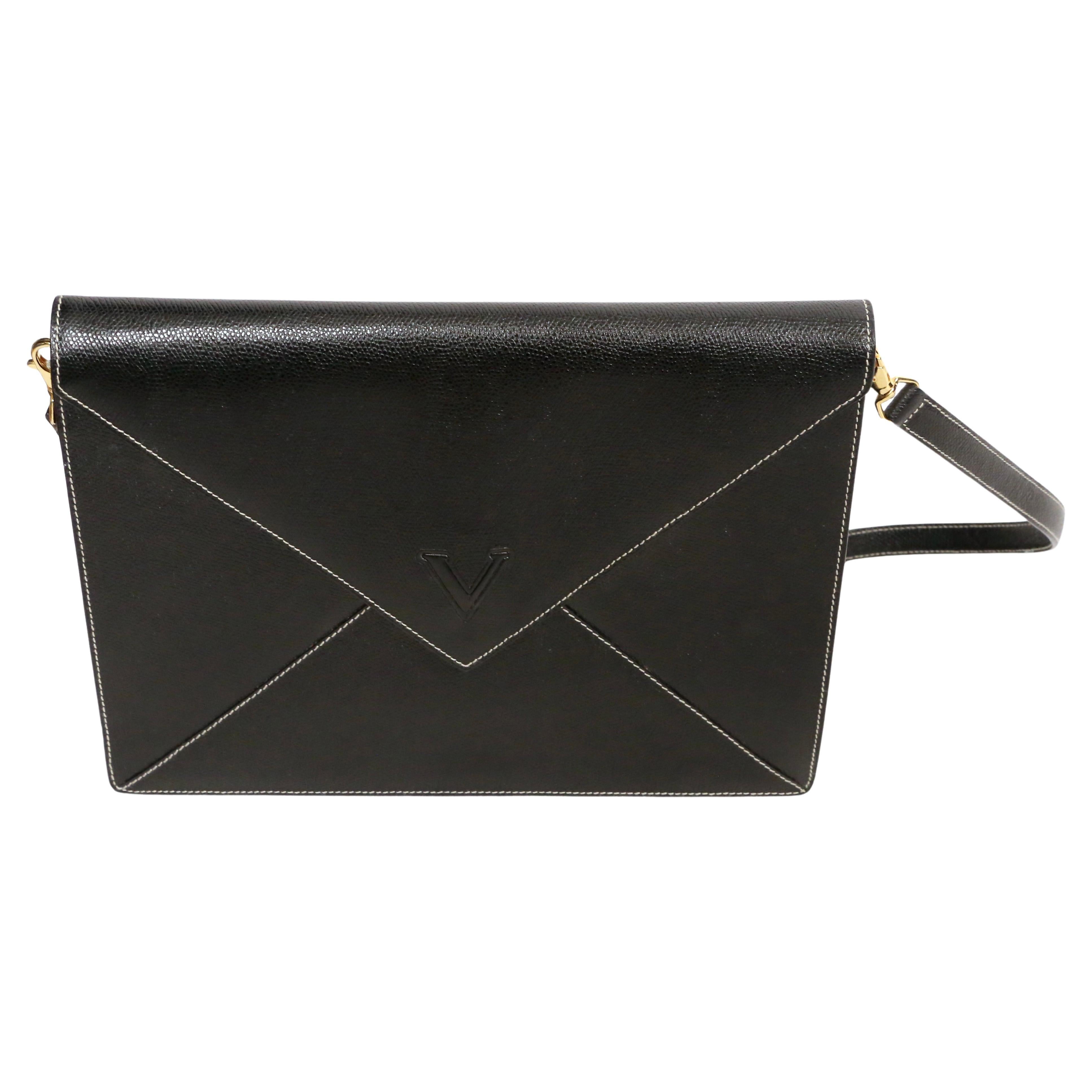  1990's VALENTINO black textured leather convertible 'envelope' clutch bag In Good Condition For Sale In San Fransisco, CA