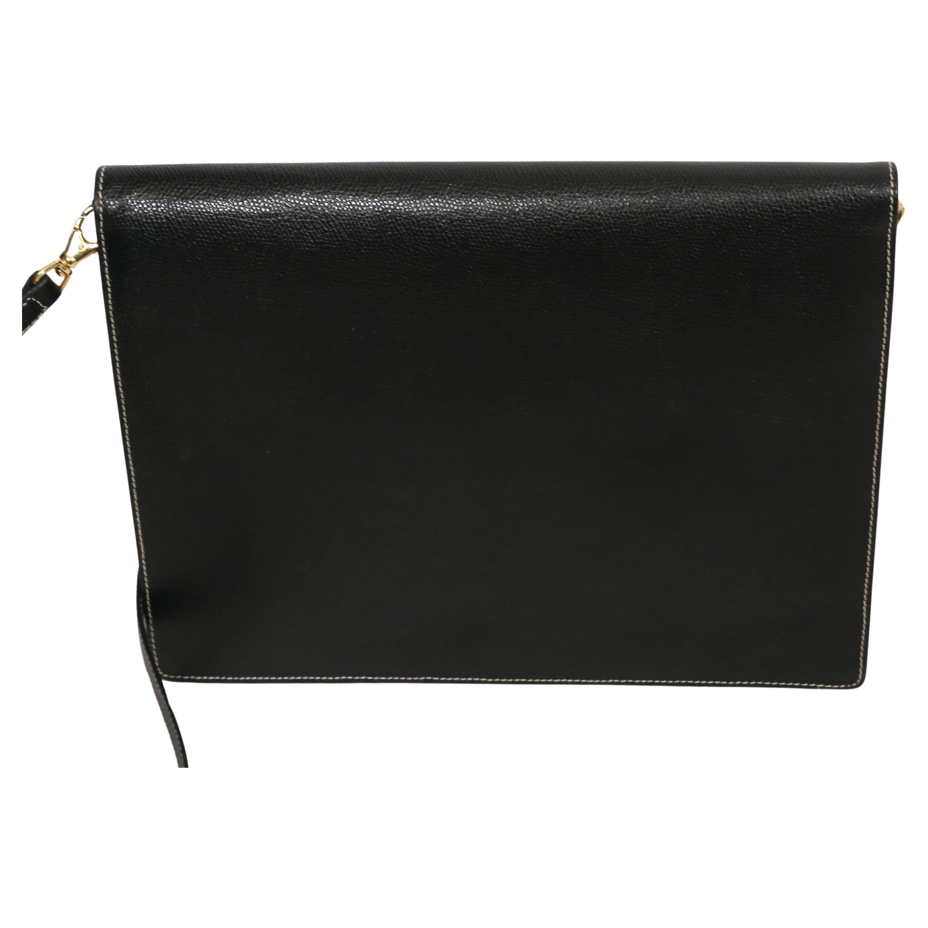  1990er VALENTINO schwarze strukturierte Leder-Clutch 'envelope' Umhängetasche für Damen oder Herren im Angebot