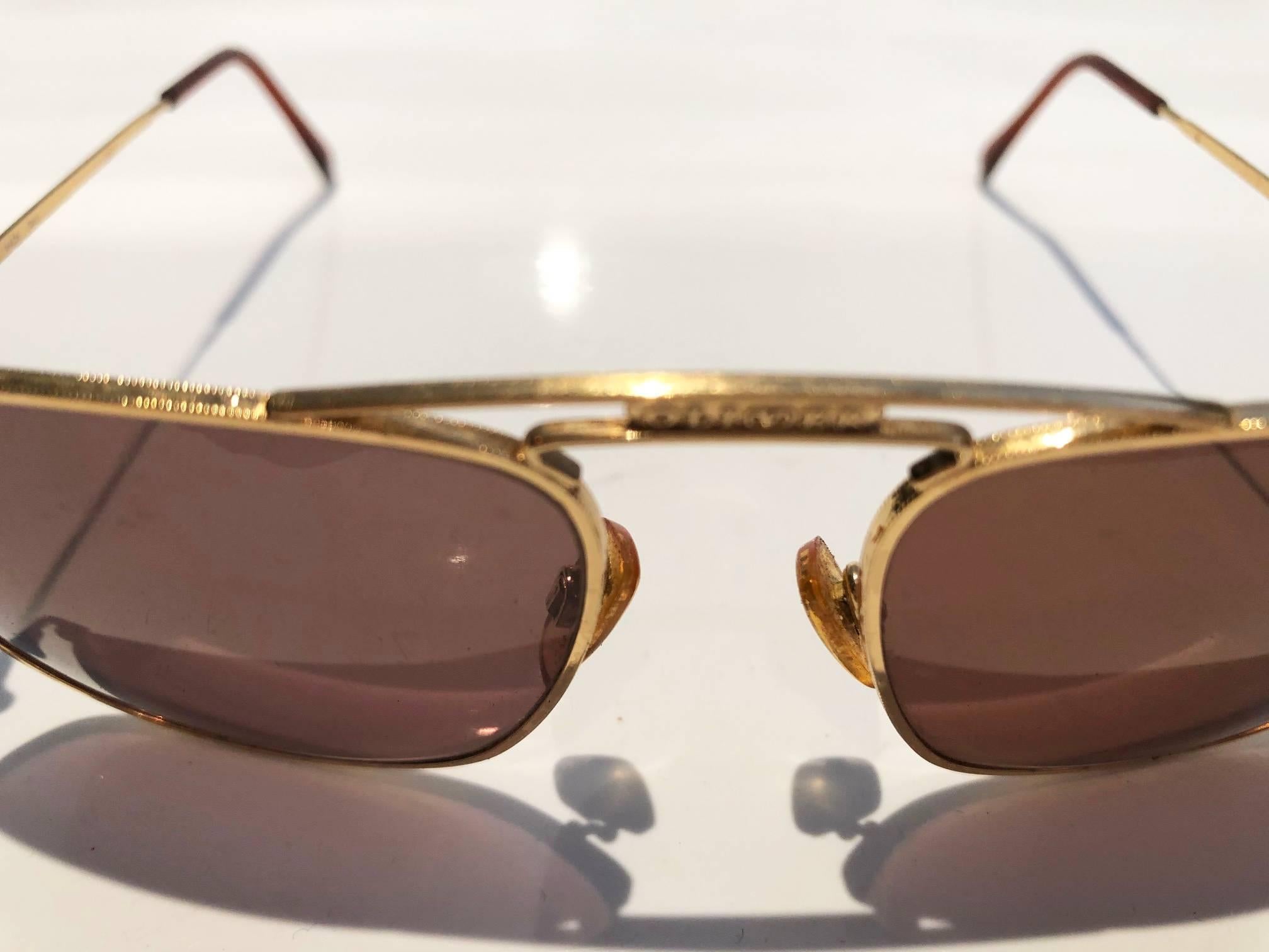 1990s  Valentino by Oliver aviator sunglasses in gold tone frame and dark brown lens
in very good vintage condition, 1990s