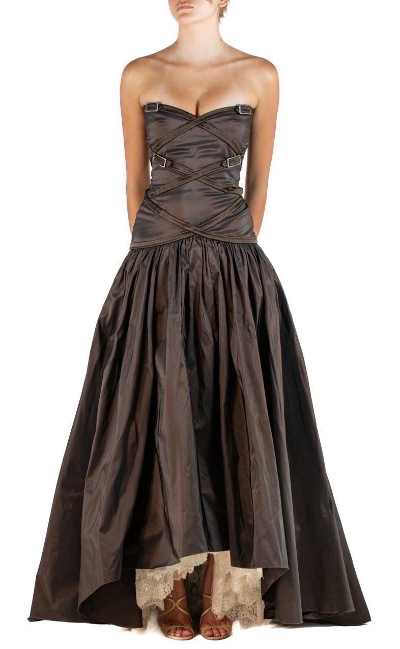 Este vestido era una muestra de pasarela y conserva la etiqueta original con el número de modelo escrita a mano dentro del corpiño del vestido. No está en perfecto estado, pero se puede llevar en muy buenas condiciones.  1990S Valentino Vestido sin