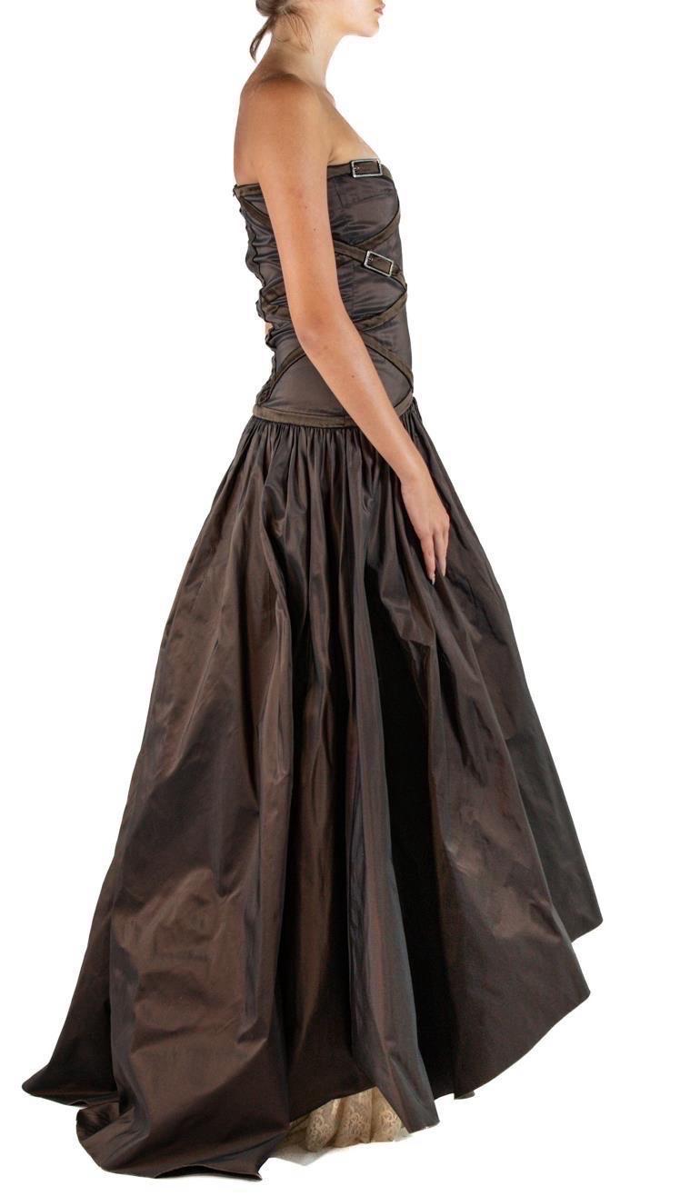 1990S Valentino Vestido sin tirantes de tafetán de seda marrón chocolate oscuro Muestra de pasarela en Excelente estado para la venta en New York, NY