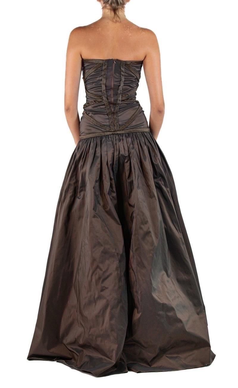1990S Valentino Vestido sin tirantes de tafetán de seda marrón chocolate oscuro Muestra de pasarela en venta 1