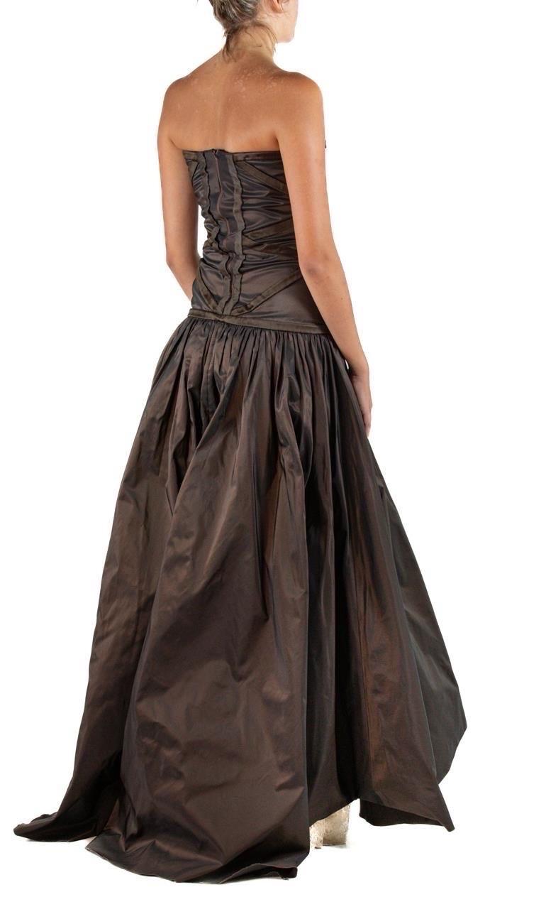 1990S Valentino Vestido sin tirantes de tafetán de seda marrón chocolate oscuro Muestra de pasarela en venta 2
