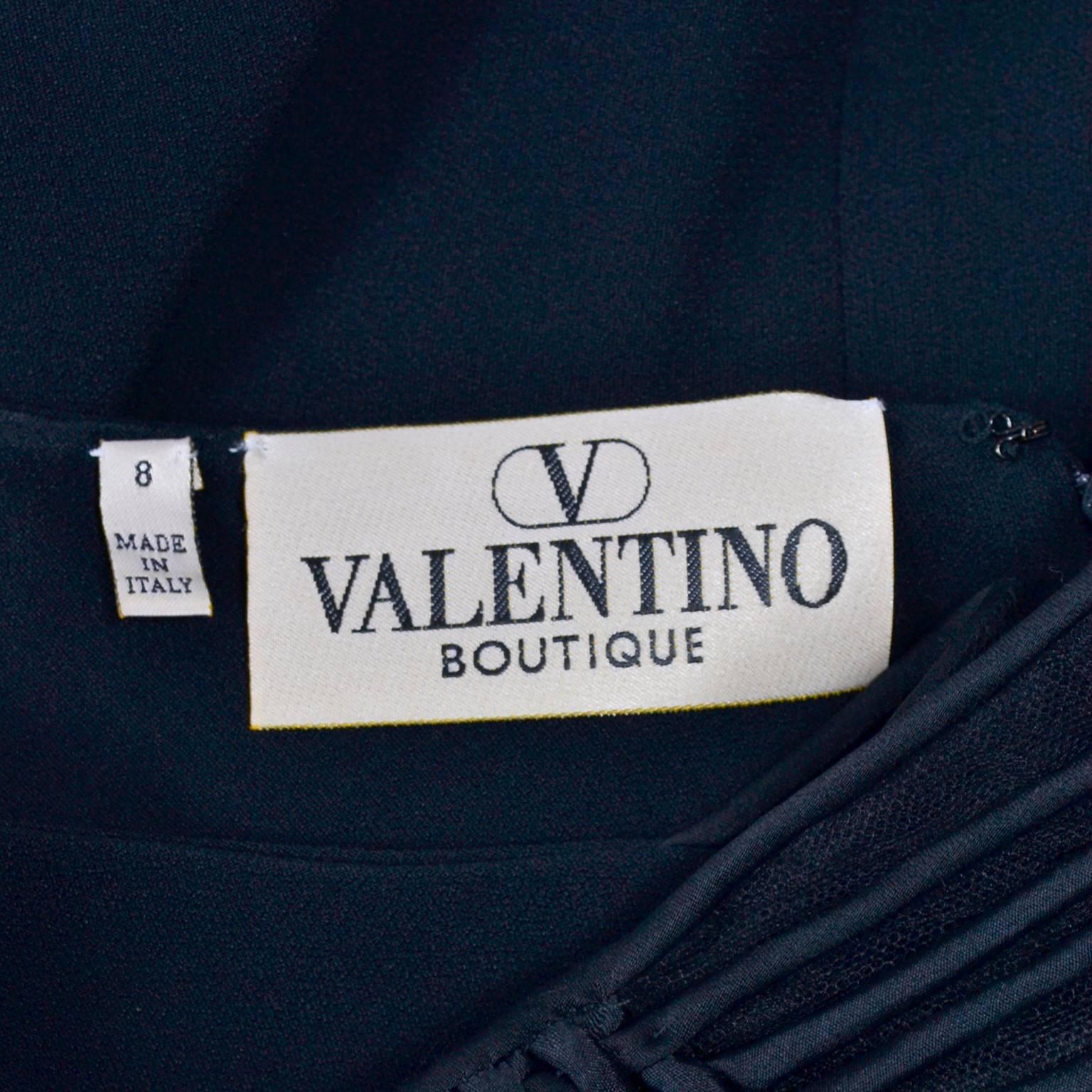 1990er Valentino Kleid Schwarzes Abendkleid aus Krepp mit gewebten Schulterdetails 6