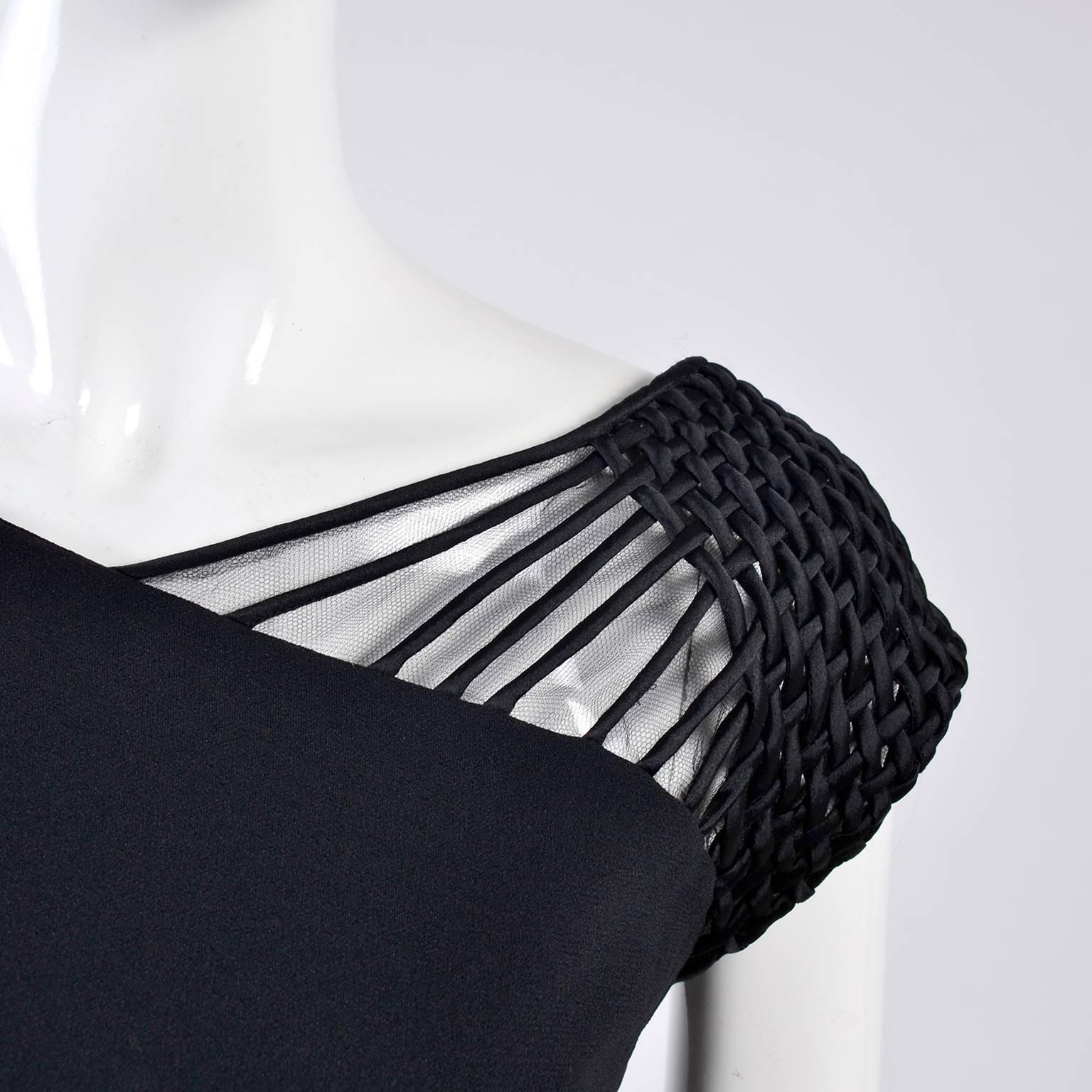 Dies ist ein wunderschönes Abendkleid von Valentino mit herrlichen gewebten Satinbändern auf einer Schulter über feinem schwarzem Netz.  Das Kleid trägt die Größe 8 und wurde 1998 in Italien hergestellt.  Es gibt einen Reißverschluss mit Haken und