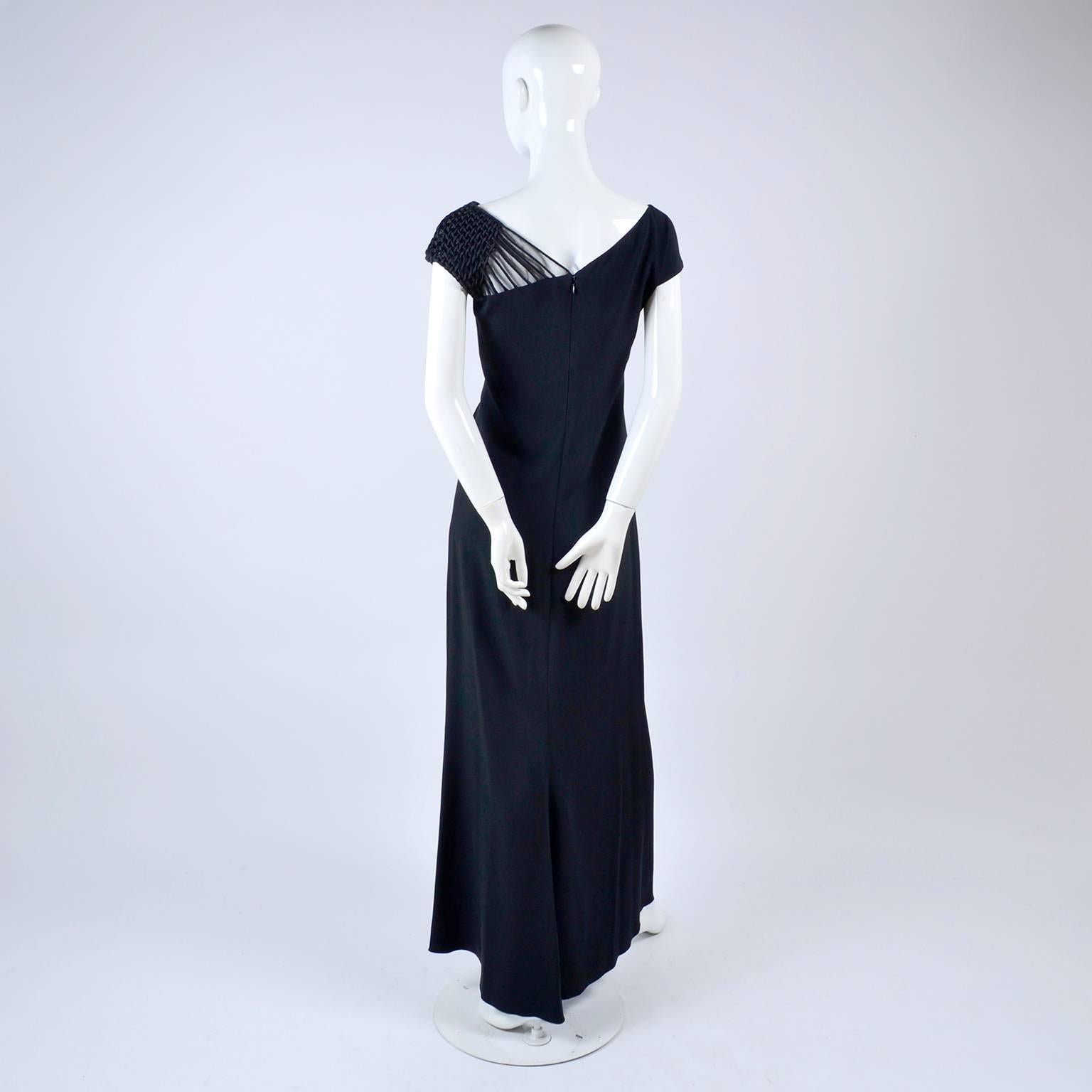 1990er Valentino Kleid Schwarzes Abendkleid aus Krepp mit gewebten Schulterdetails Damen