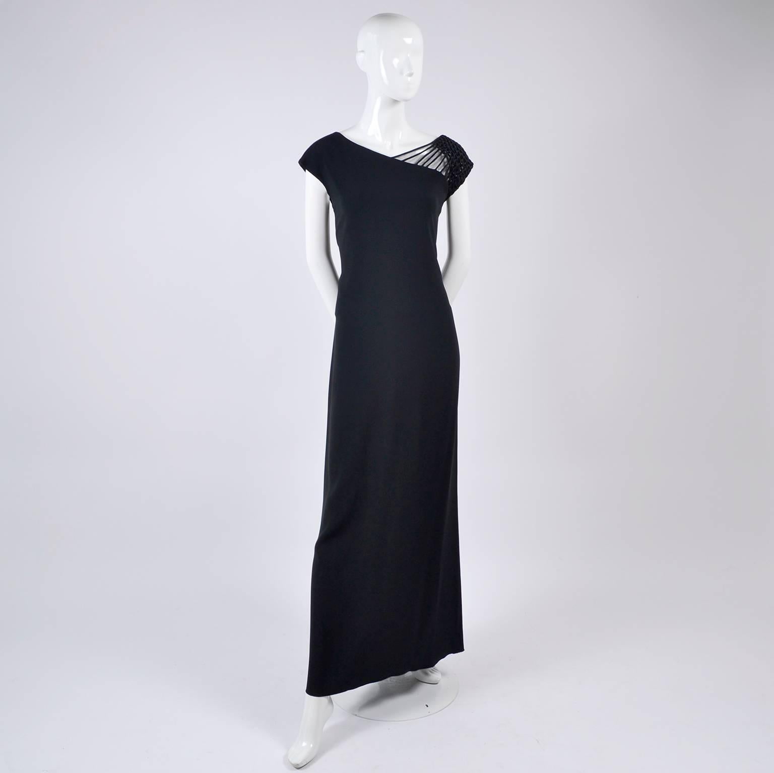 1990er Valentino Kleid Schwarzes Abendkleid aus Krepp mit gewebten Schulterdetails 3