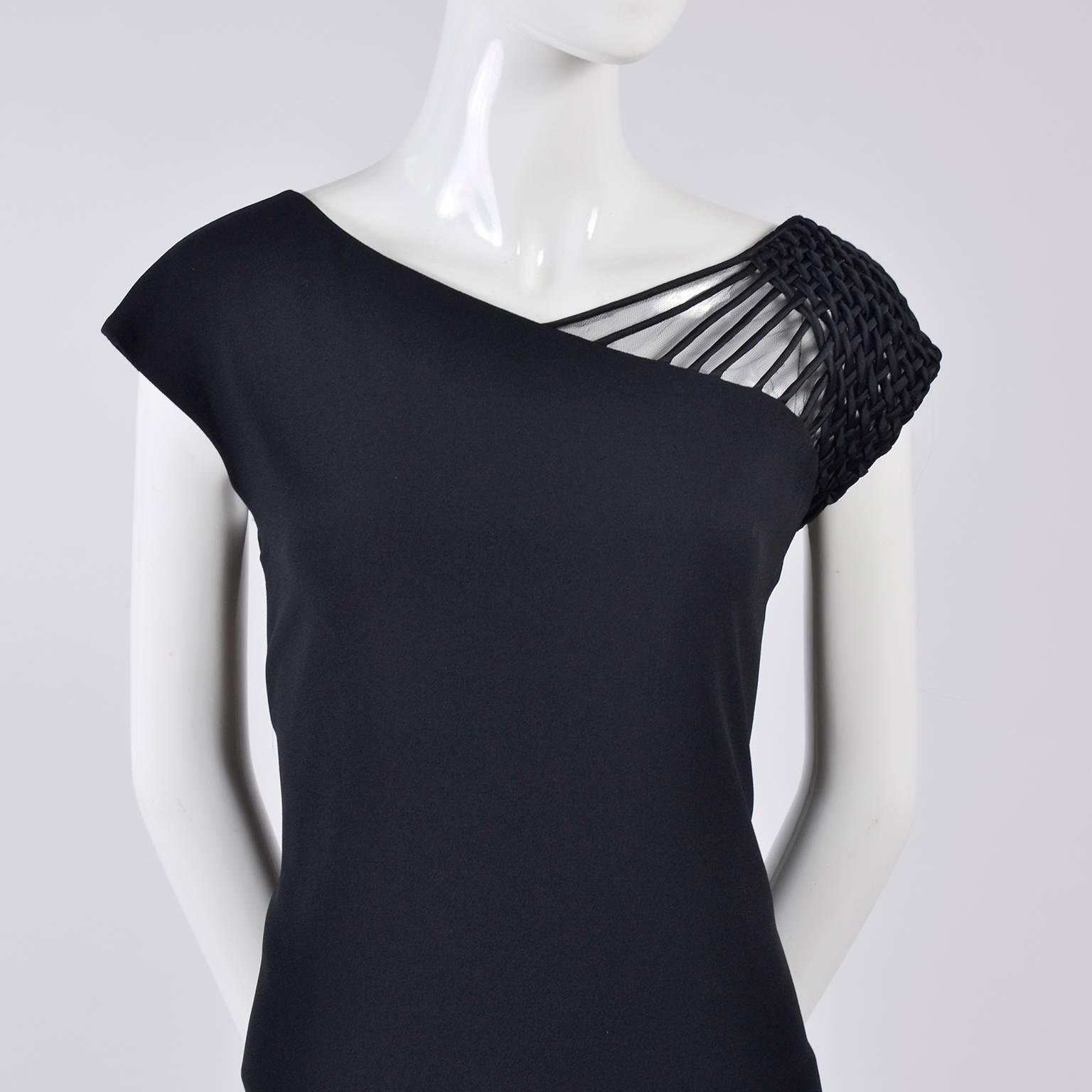 1990er Valentino Kleid Schwarzes Abendkleid aus Krepp mit gewebten Schulterdetails 5
