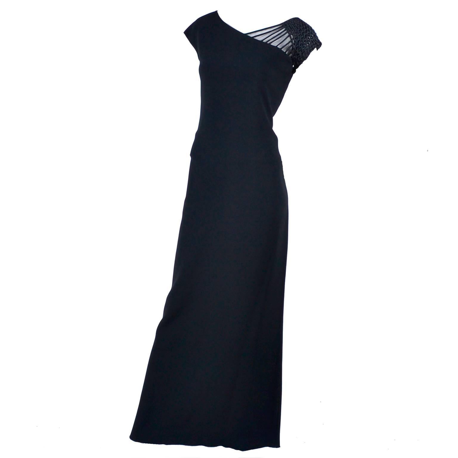 1990er Valentino Kleid Schwarzes Abendkleid aus Krepp mit gewebten Schulterdetails