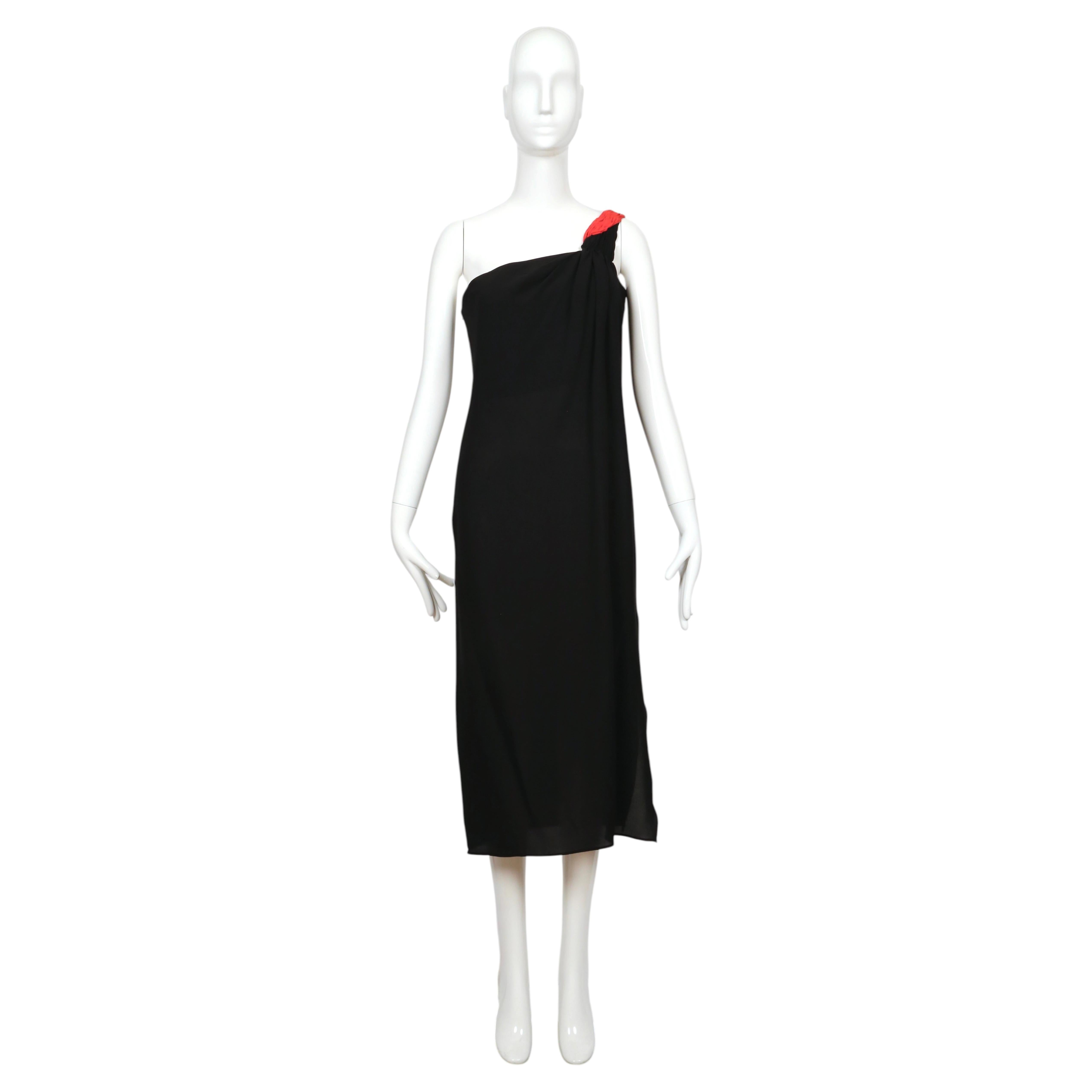 Valentino 1990, abito in seta in stile greco con monospalla a pieghe rosse