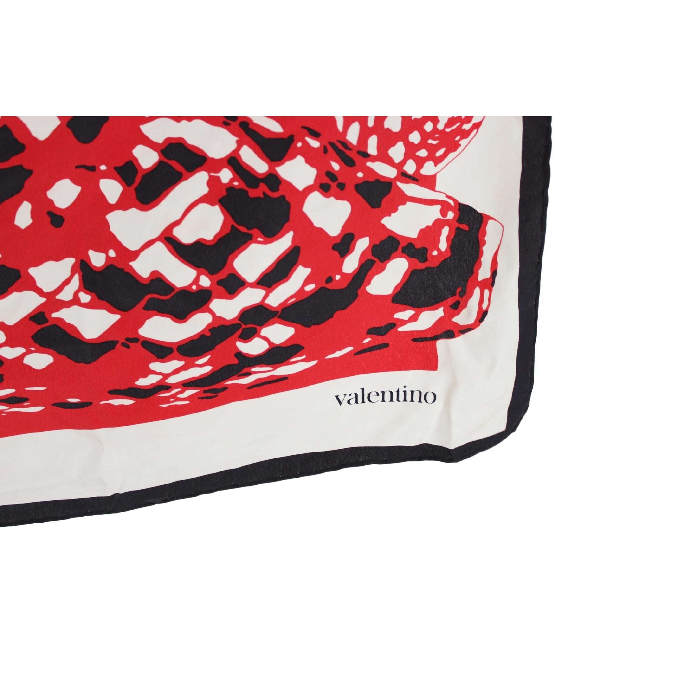 Valentino silk scarf. Red and black geometric designs on a white background. Made in Italy. Excellent vintage conditions.

Measures: 84 x 84 cm