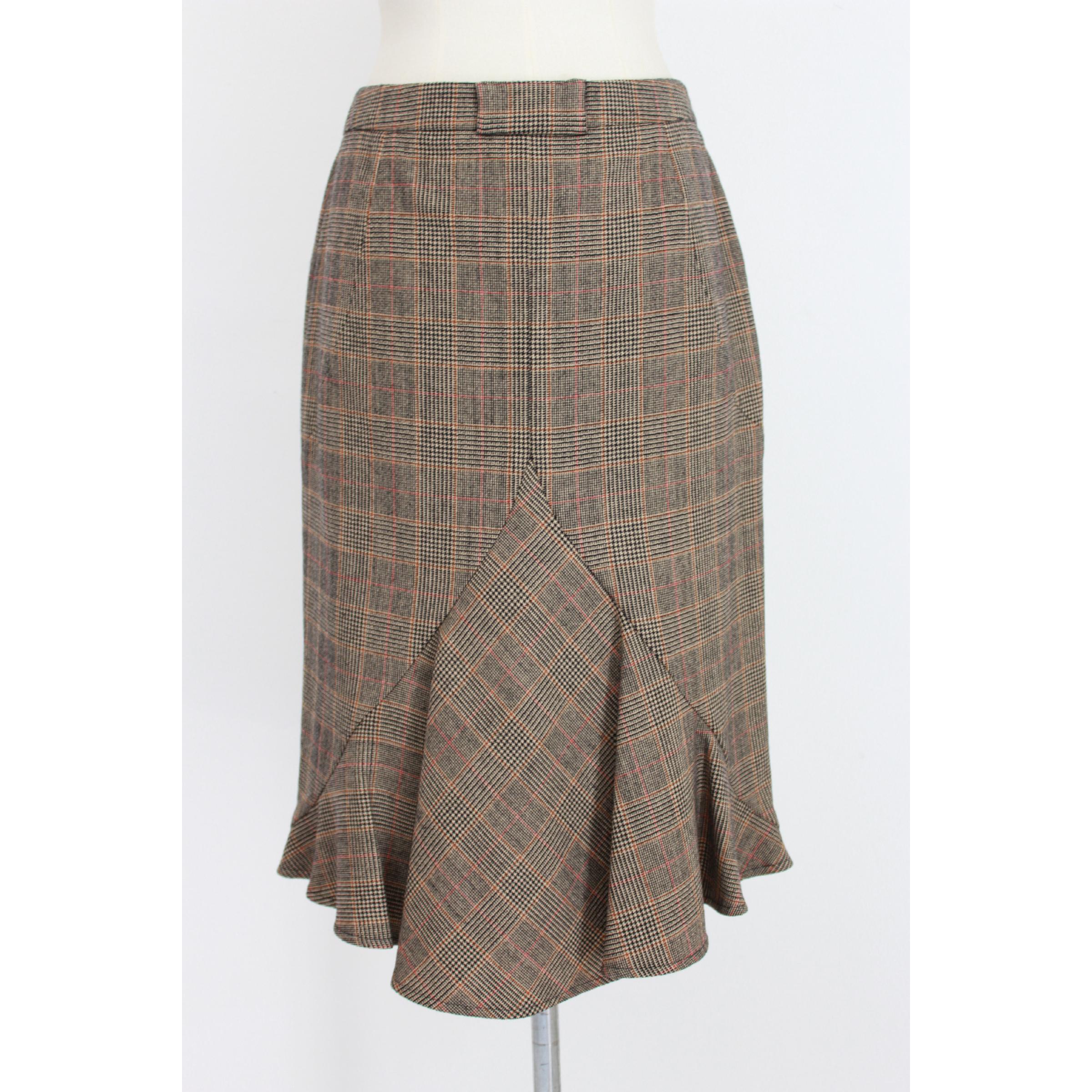 Valentino Roma vintage godet skirt. Beige and black color tartan pattern, 98% virgin wool 2% elastene. Longer flared pattern behind. 90s. Made in Italy. New with tag.

Size: 46 It 12 Us 14 Uk

Waist: 44 cm
Length: 68 cm