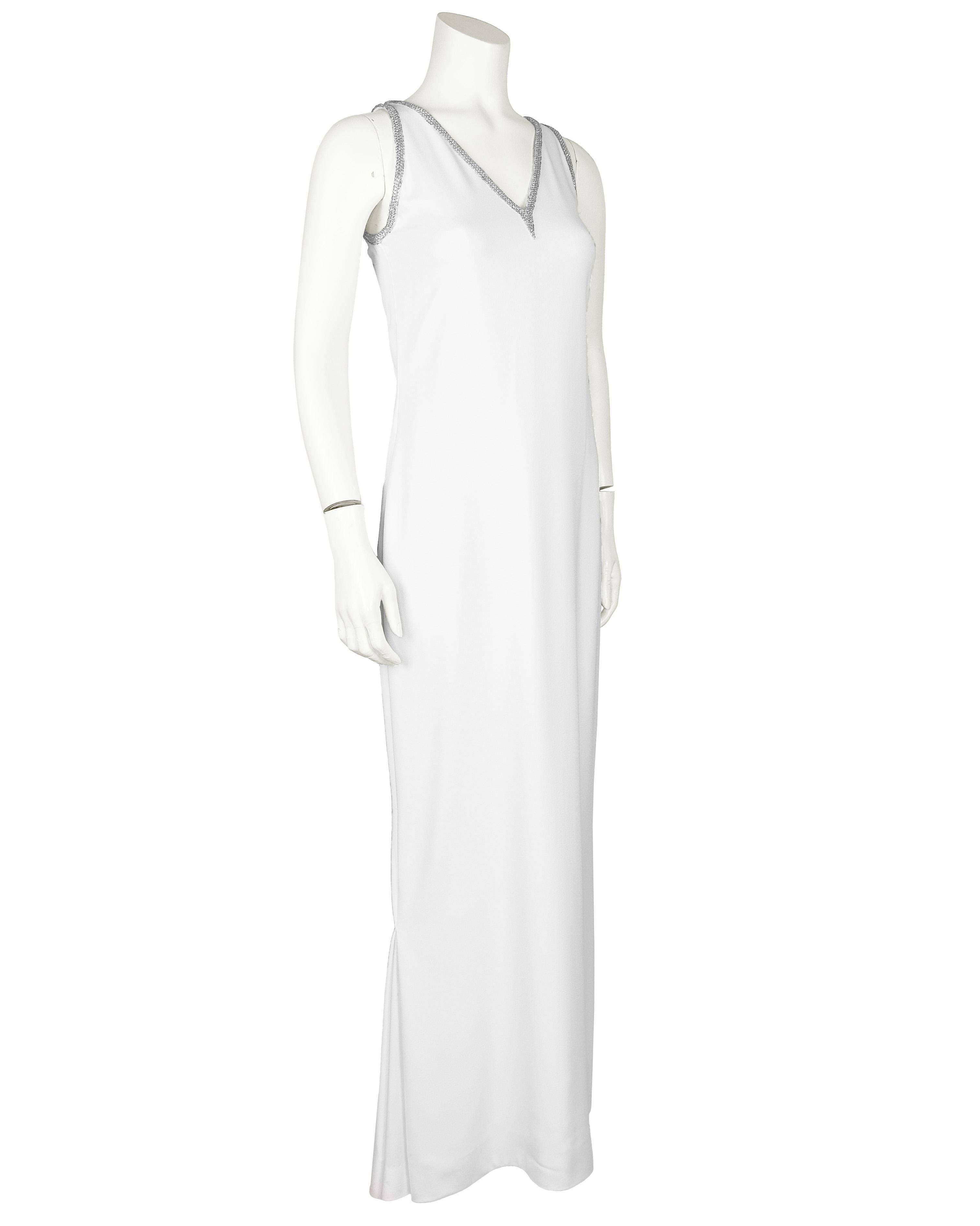 Atemberaubendes Kleid aus weißem Seidenkrepp von Valentino aus den 1990er Jahren. Ärmellos mit einem V-Ausschnitt, der von Hand mit einer 0,5 Zoll großen silbernen Pailletten- und Perlenborte verziert ist, die das Licht wunderschön reflektiert.
