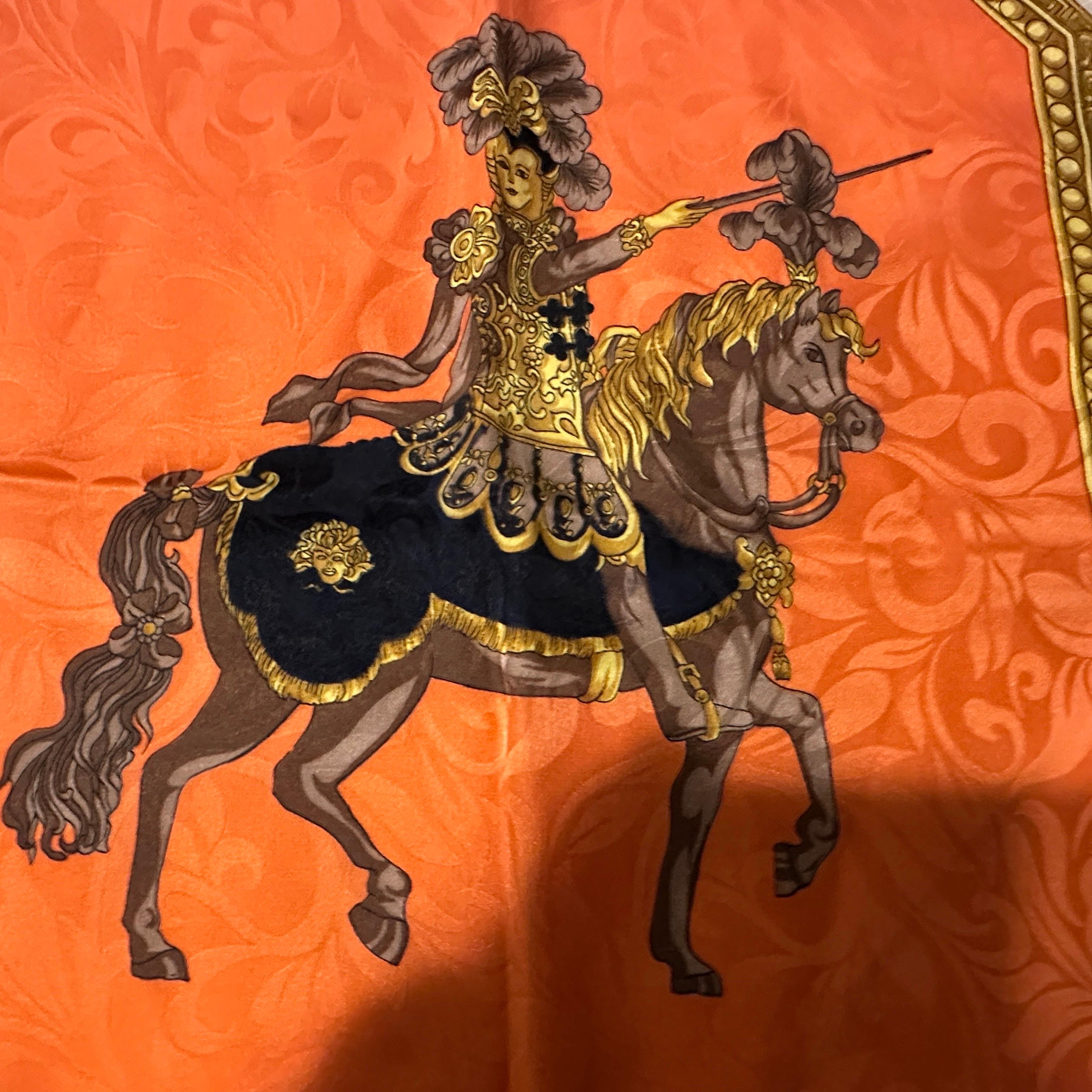 Sciarpa Versace anni '90 in stile barocco in seta arancione, nera e dorata in vendita 5