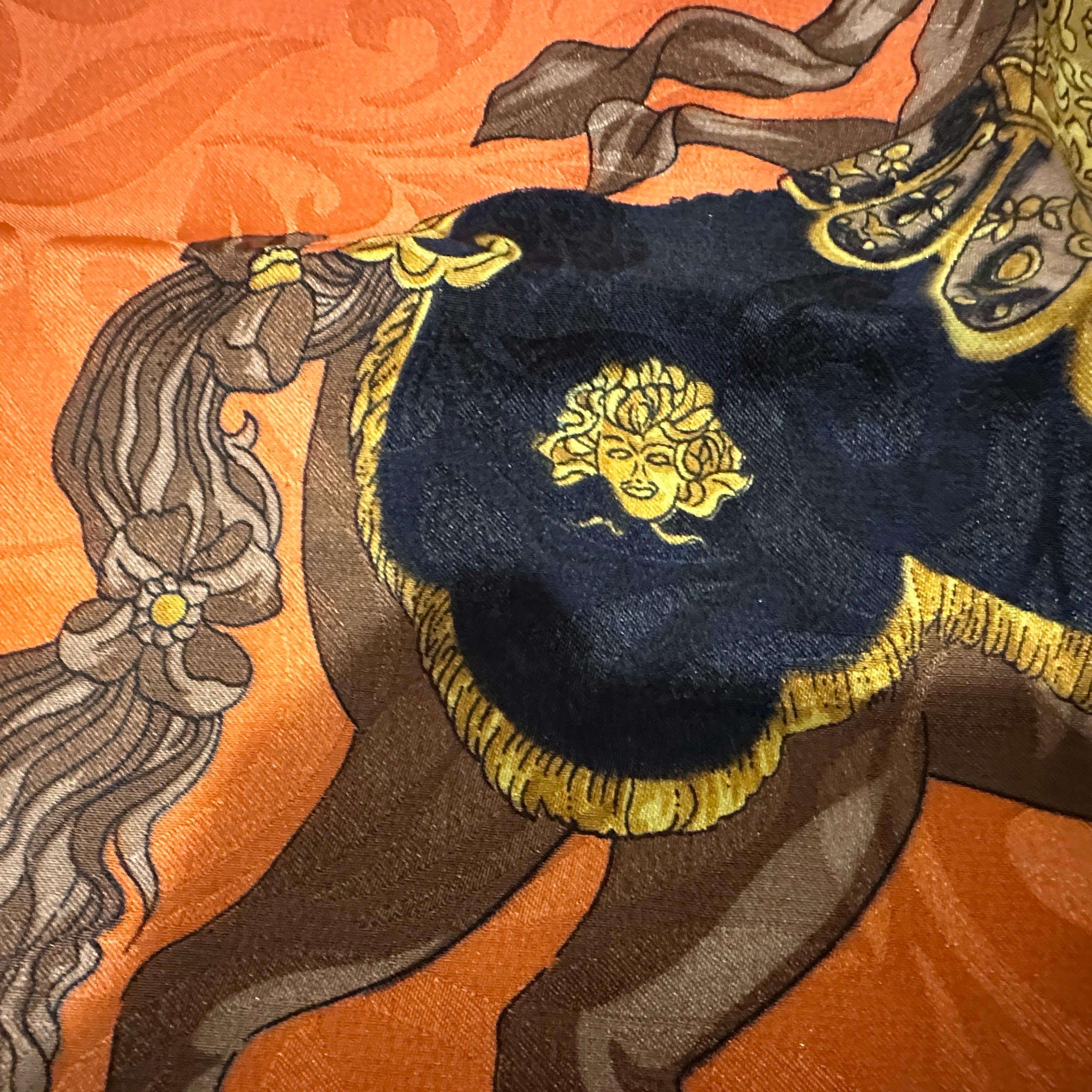Sciarpa Versace anni '90 in stile barocco in seta arancione, nera e dorata in vendita 7