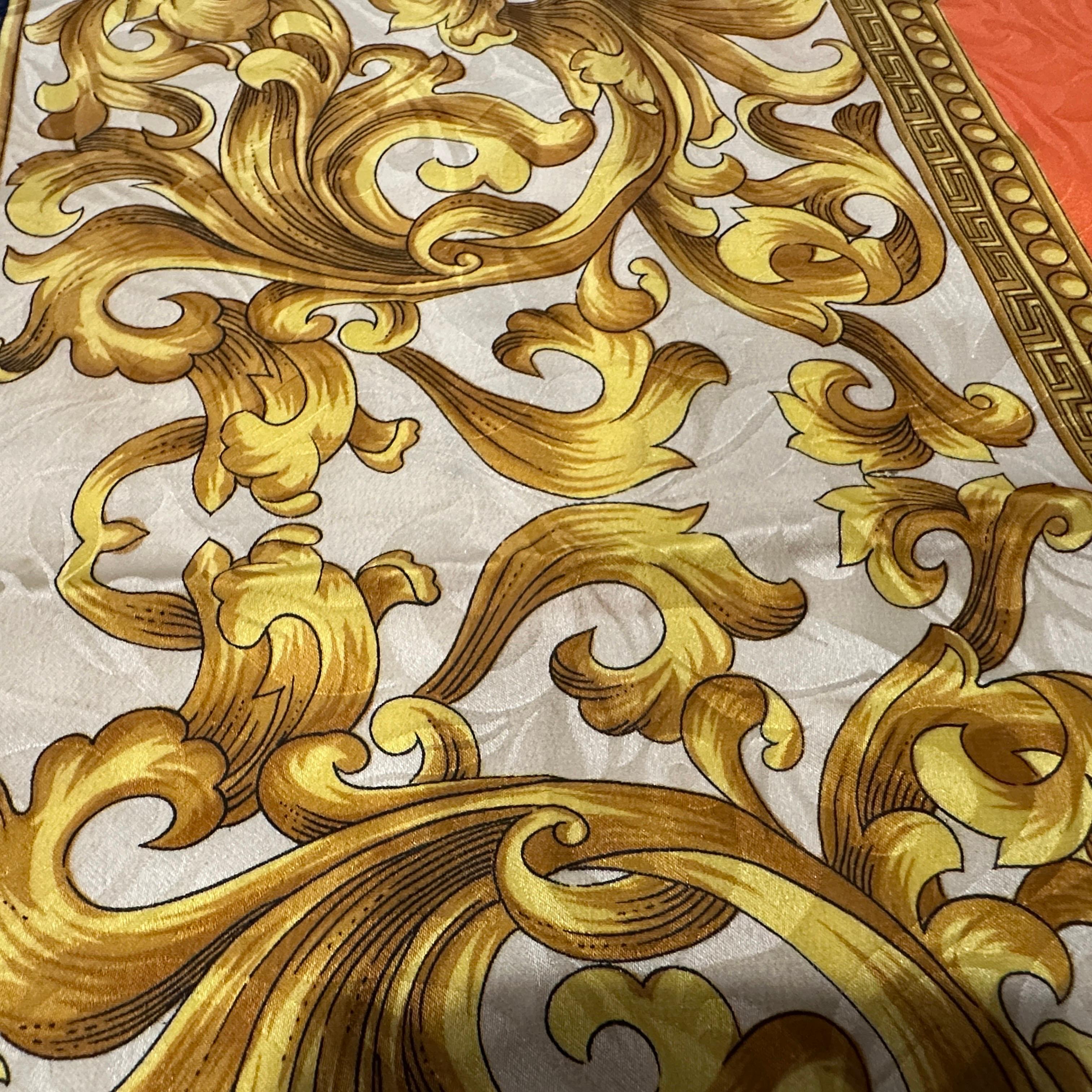 Sciarpa Versace anni '90 in stile barocco in seta arancione, nera e dorata in vendita 8