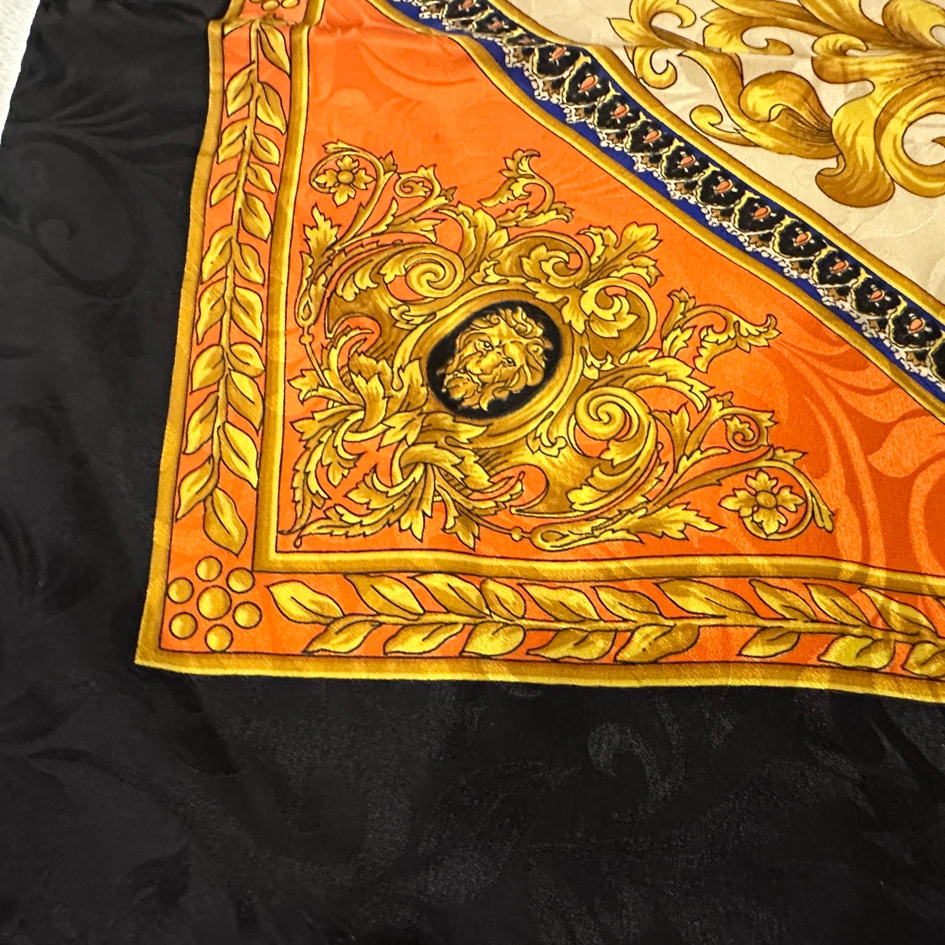 Sciarpa Versace anni '90 in stile barocco in seta arancione, nera e dorata in vendita 9