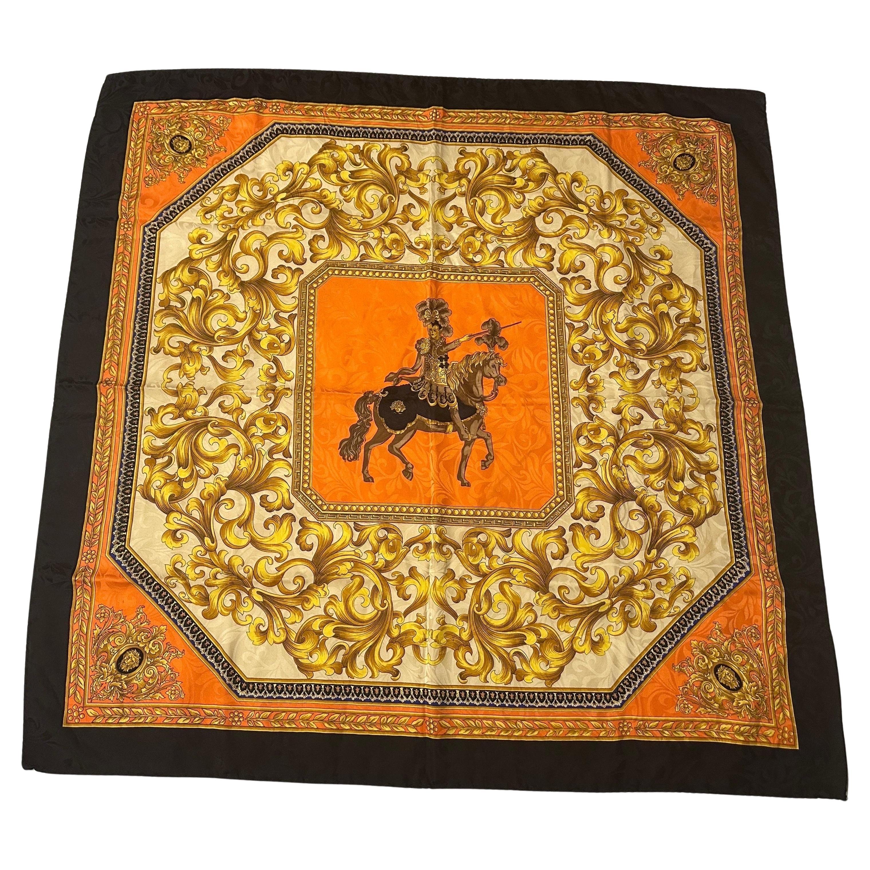Questo magnifico foulard in seta italiana, ricco di dettagli, cattura perfettamente l'estetica massimalista e opulenta resa popolare da stilisti come Versace negli anni '90. Il grande quadrato è realizzato in twill di seta fine e lussuosa, che gli