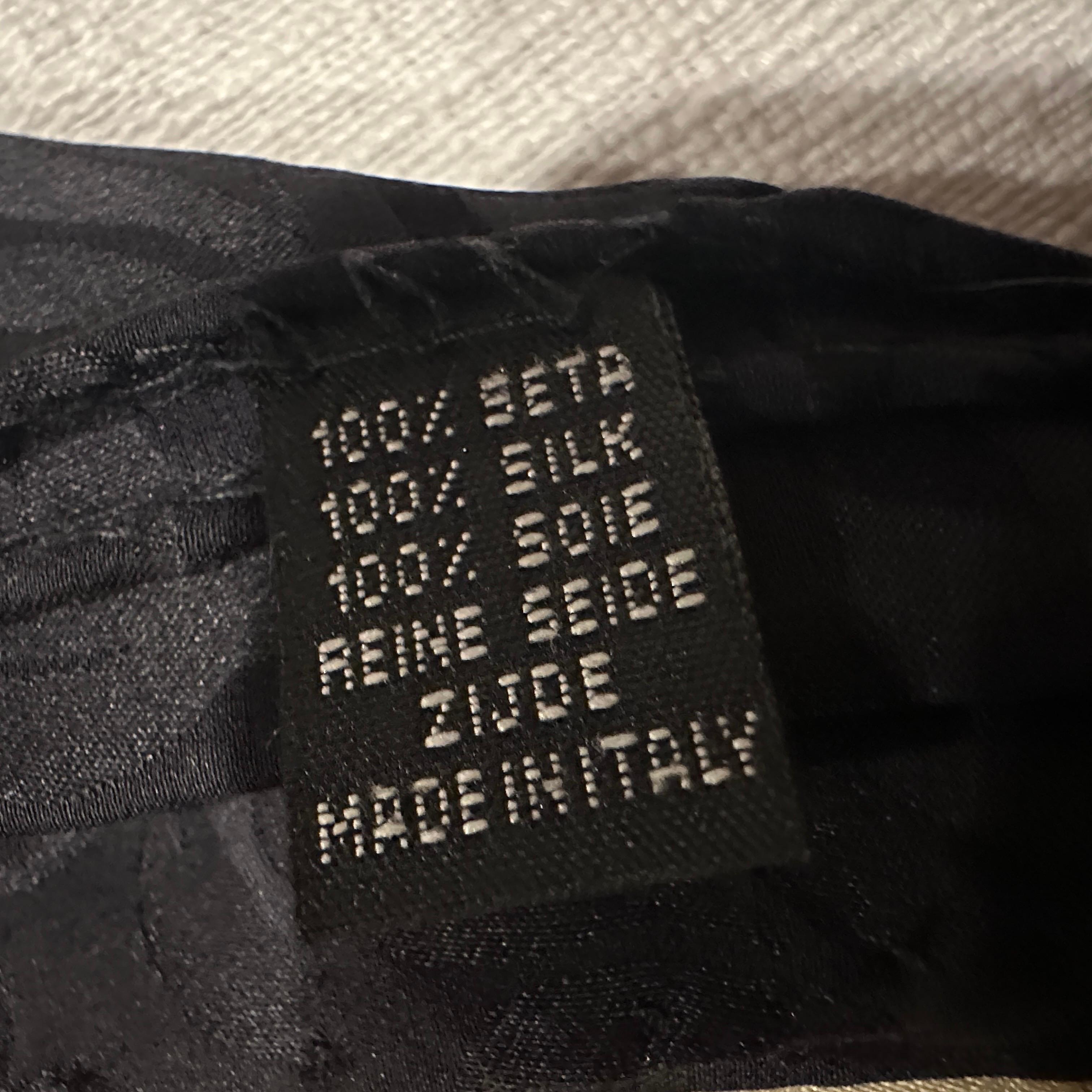 Sciarpa Versace anni '90 in stile barocco in seta arancione, nera e dorata In condizioni ottime in vendita a Aci Castello, IT