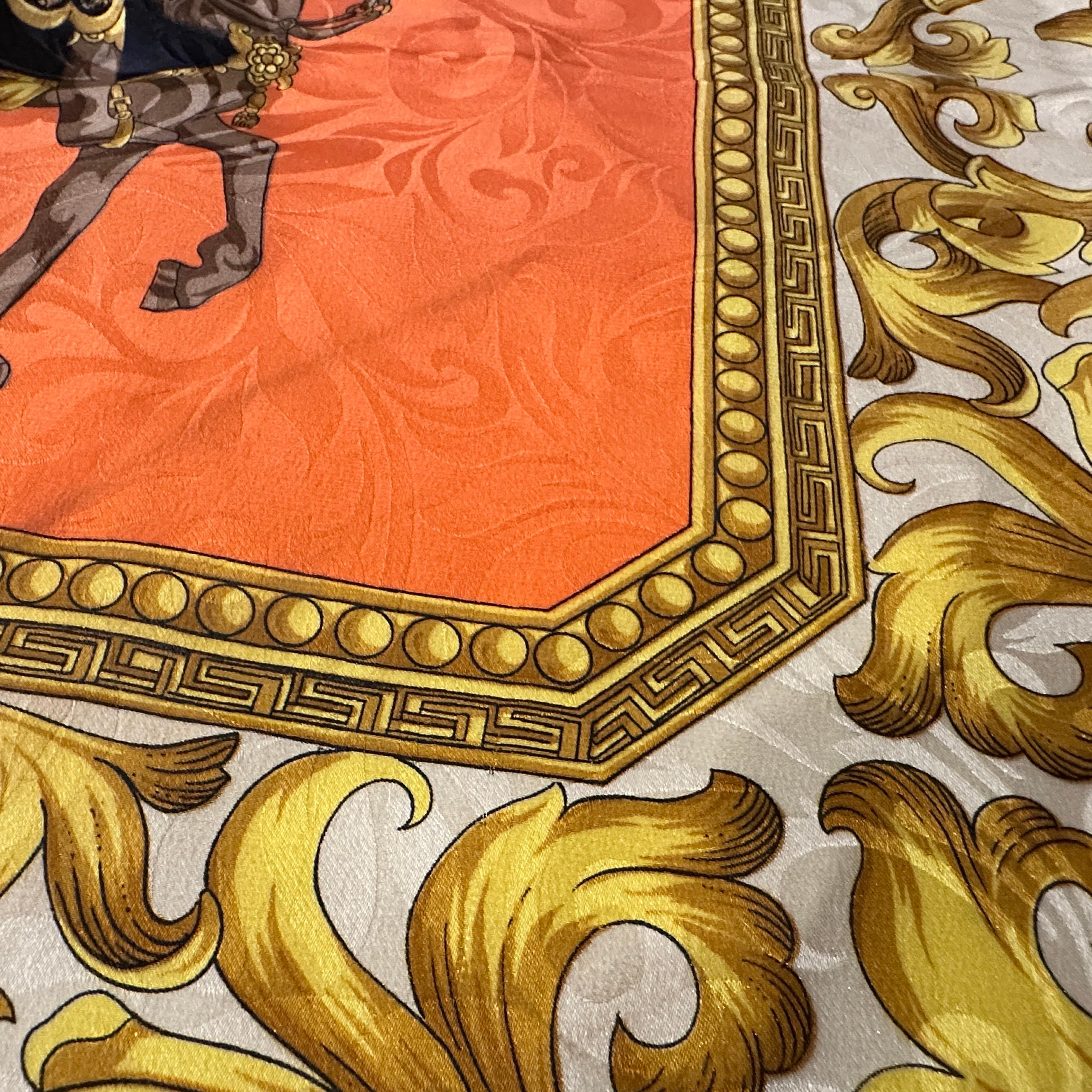 Donna Sciarpa Versace anni '90 in stile barocco in seta arancione, nera e dorata in vendita