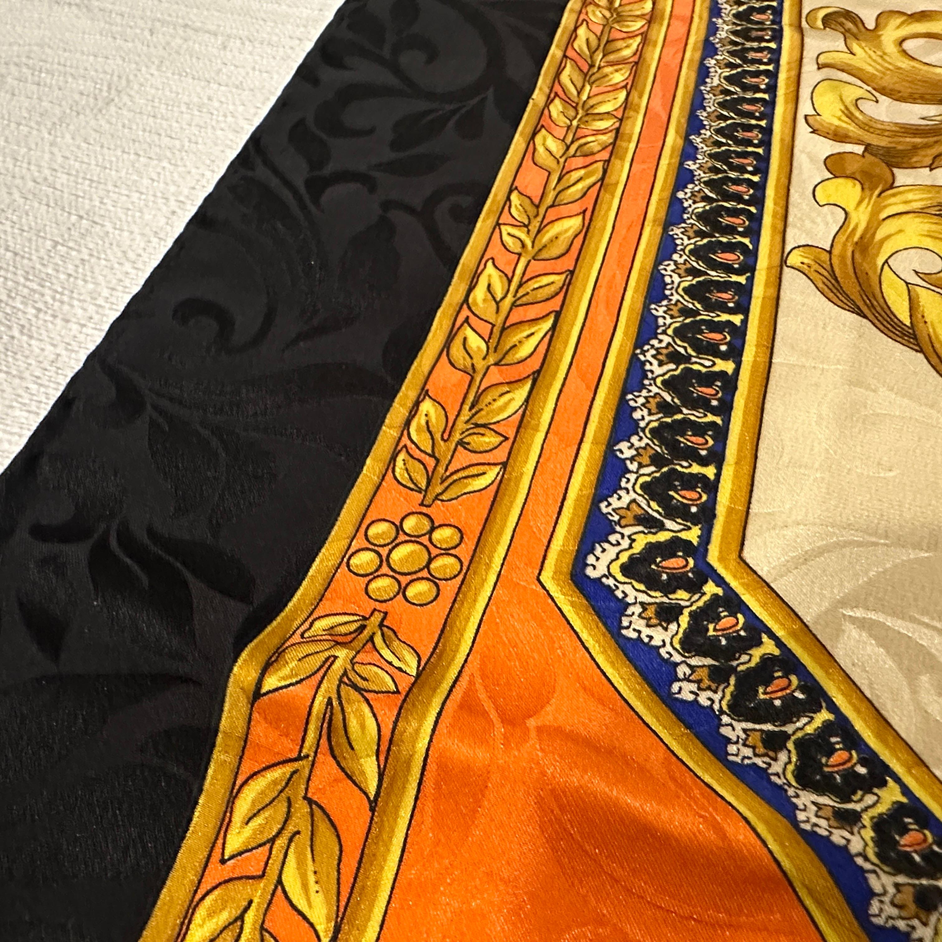 Sciarpa Versace anni '90 in stile barocco in seta arancione, nera e dorata in vendita 1