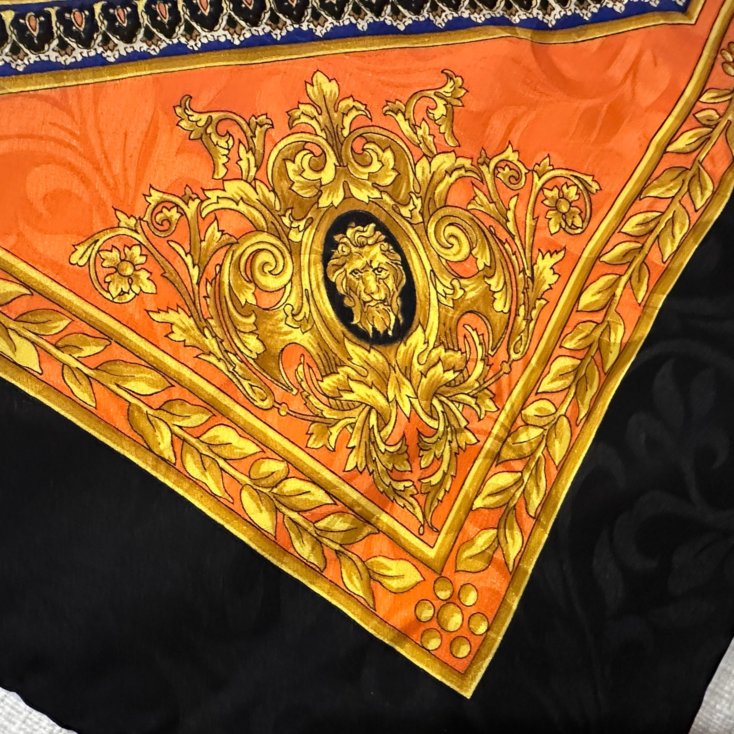 Sciarpa Versace anni '90 in stile barocco in seta arancione, nera e dorata in vendita 2