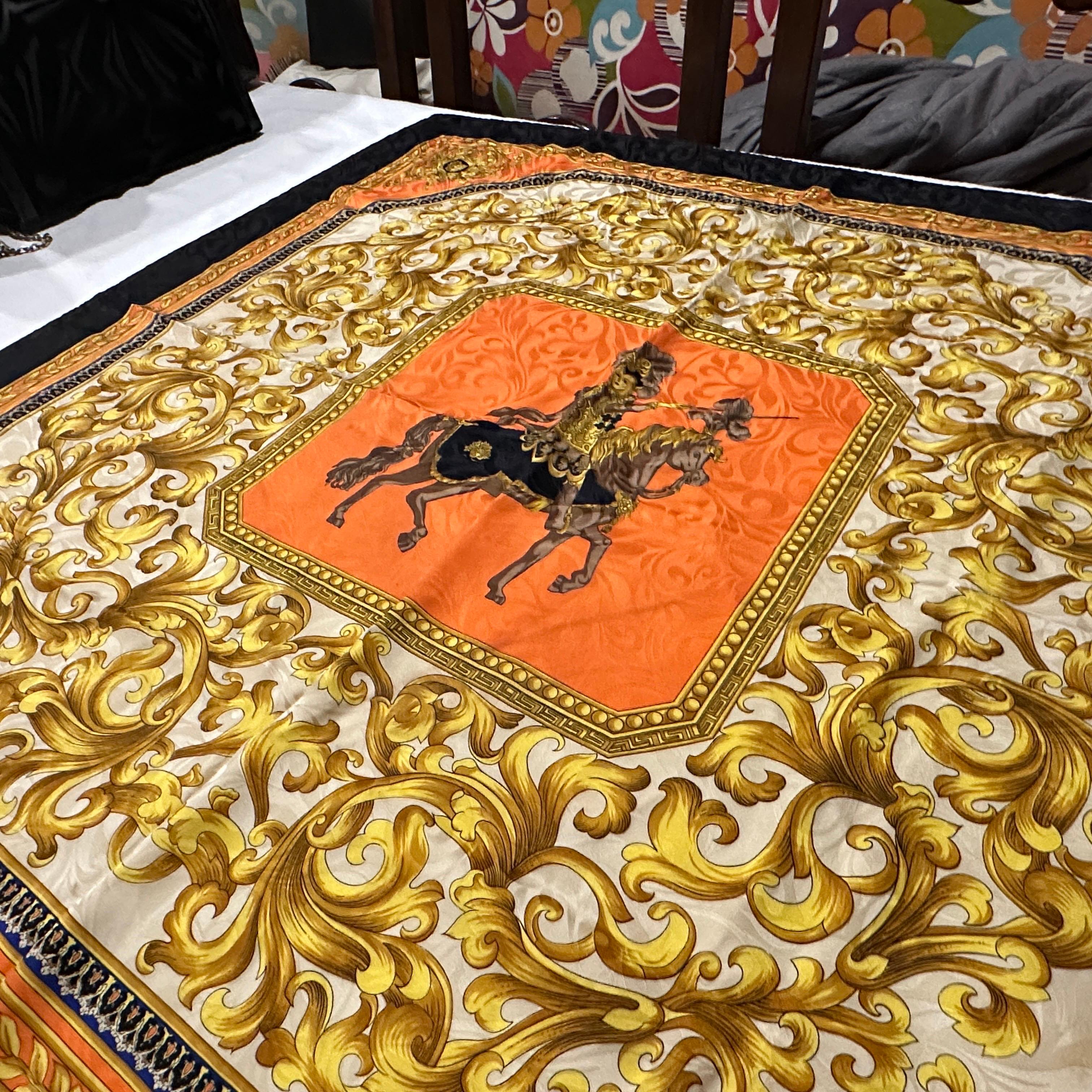 Sciarpa Versace anni '90 in stile barocco in seta arancione, nera e dorata in vendita 3