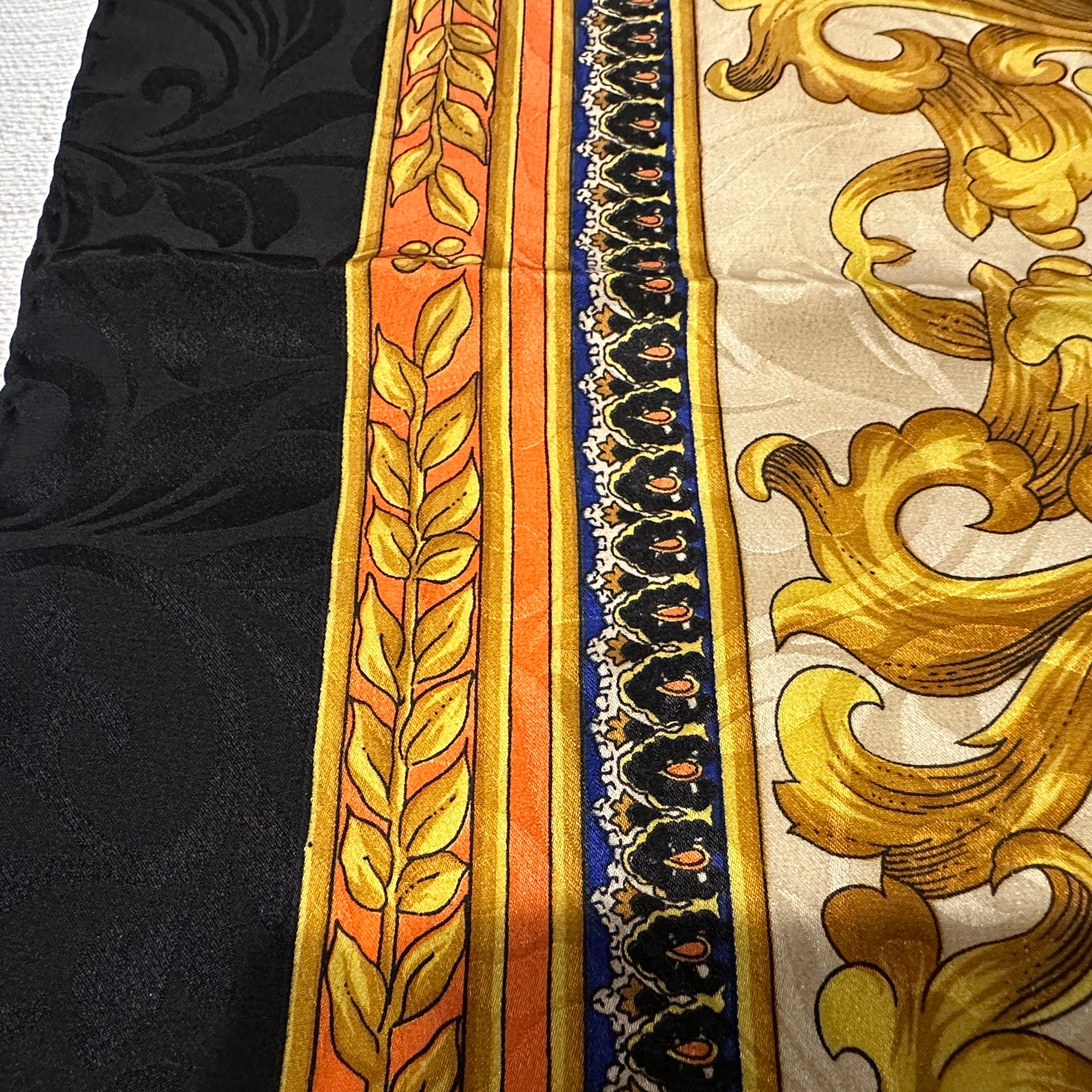 Sciarpa Versace anni '90 in stile barocco in seta arancione, nera e dorata in vendita 4