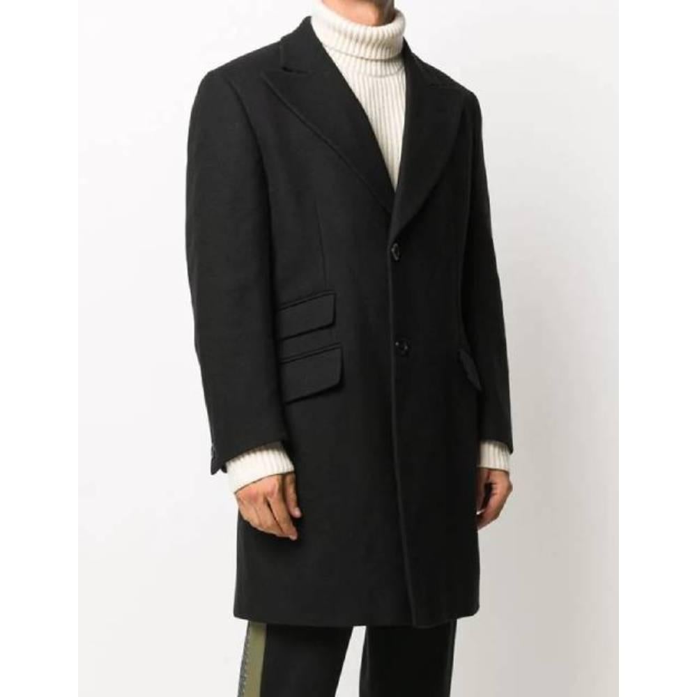 Versace black wool and cashmere long coat with herringbone pattern. Model with peak lapel collar, long sleeves and front closure with buttons, three front pockets with flap and back slit. Lined.
Years: 90s

Made in Italy

Size: 48 IT

Flat