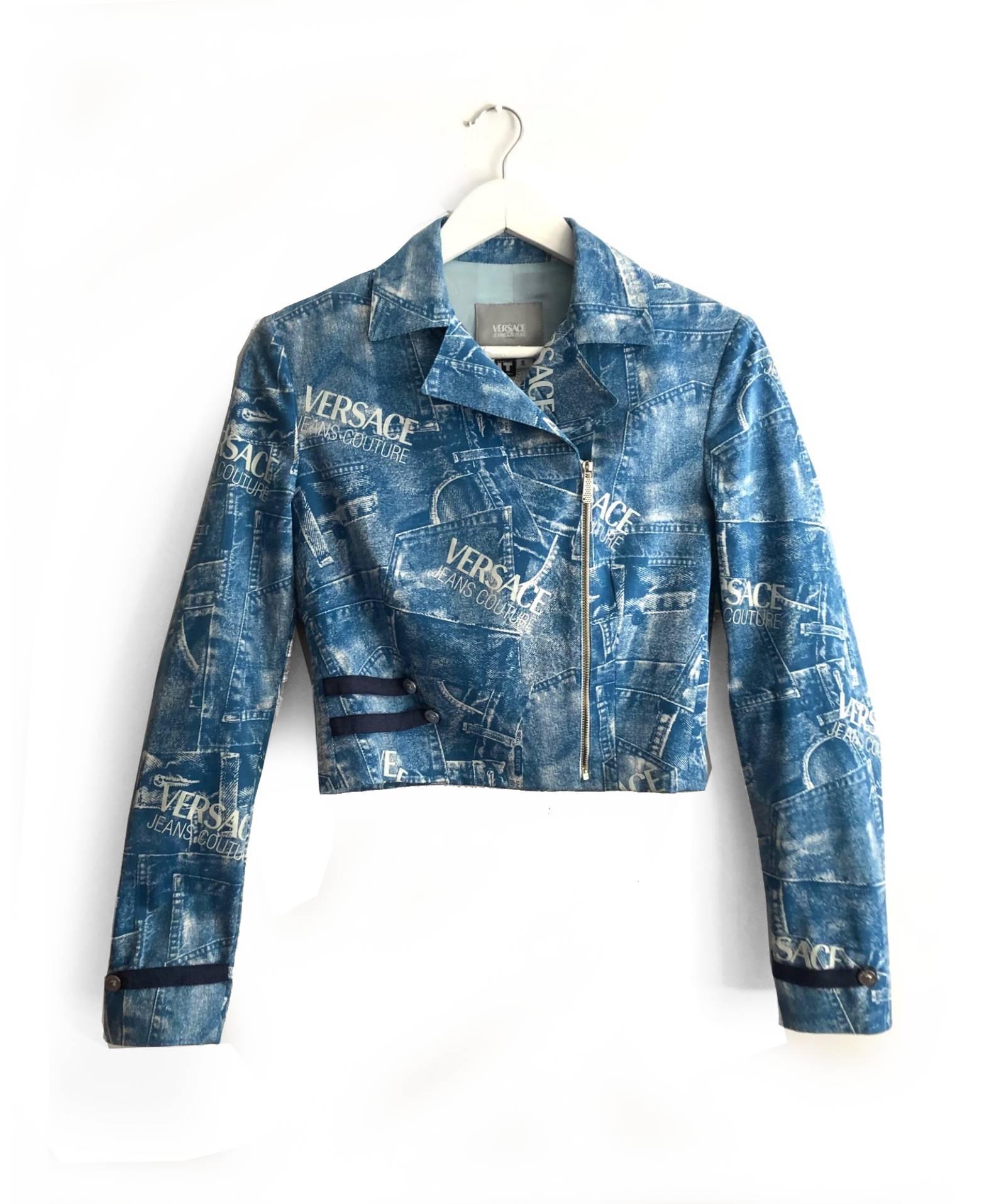 Unique and rare Versace Couture blue denim print cropped jacket in cotton, Versace logo printed, frontal zip closure, blue stripes details on front side and both sleeves, Medusa silver tone metal buttons, Made in Italy 

 Condition: 1990s, vintage,