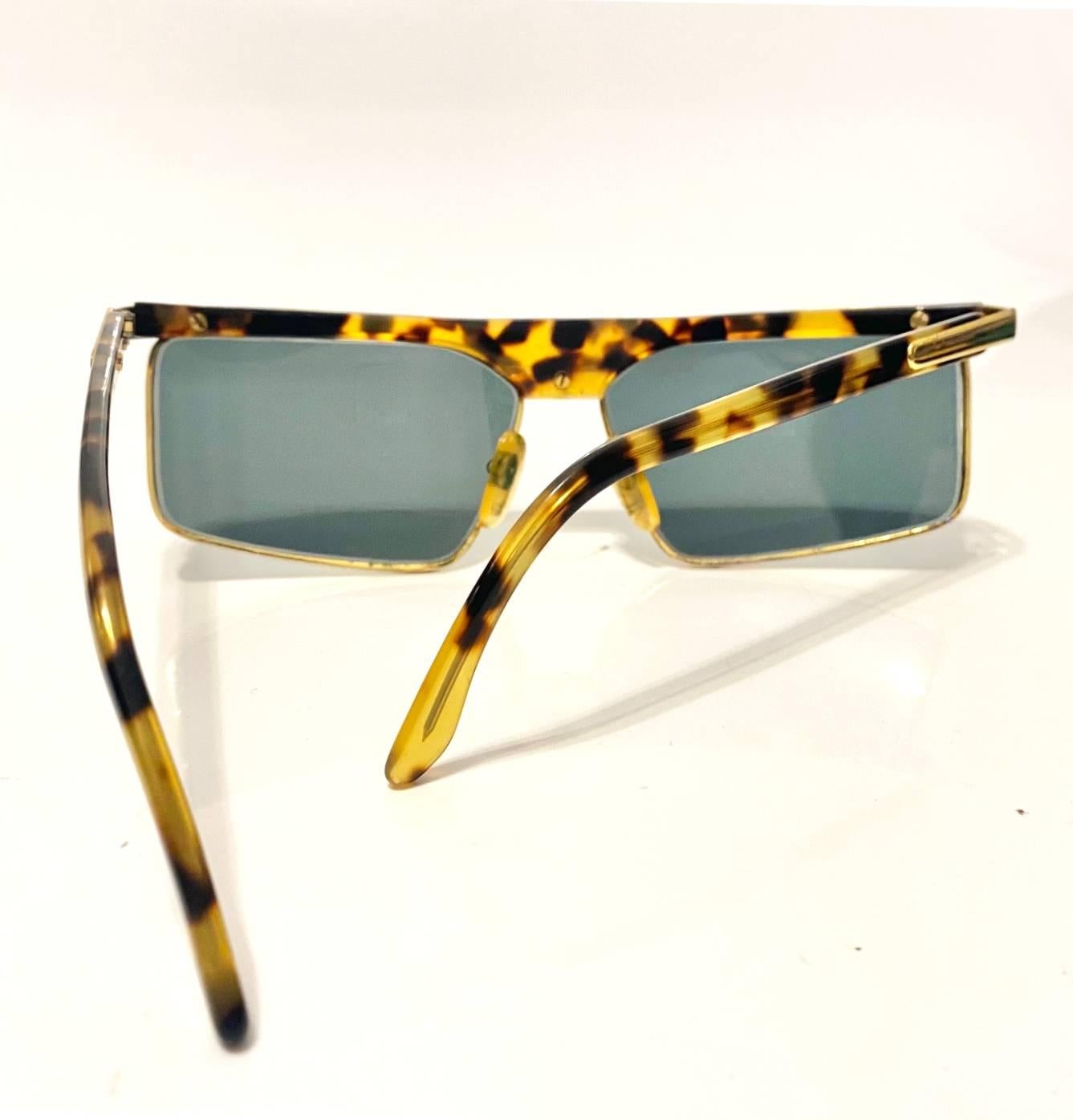 1990S Versace Gold Metal Tortoiseshell Sunglasses In Good Condition In London, GB