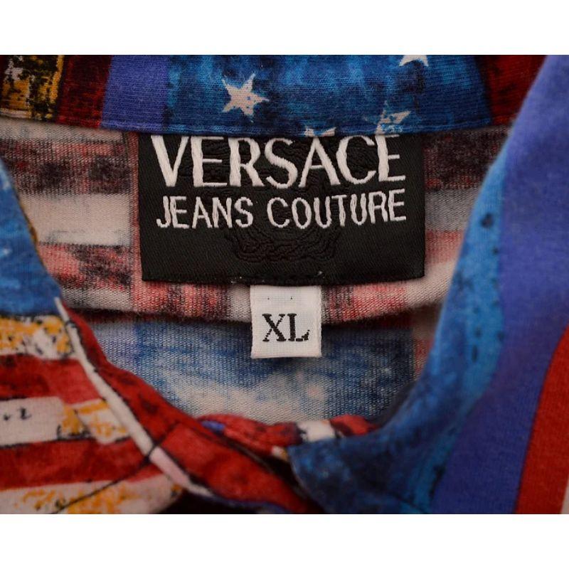 1990er Versace Jean Couture Loud Hemd mit rotem und blauem „Flag Print“ Medusa Muster im Angebot 3