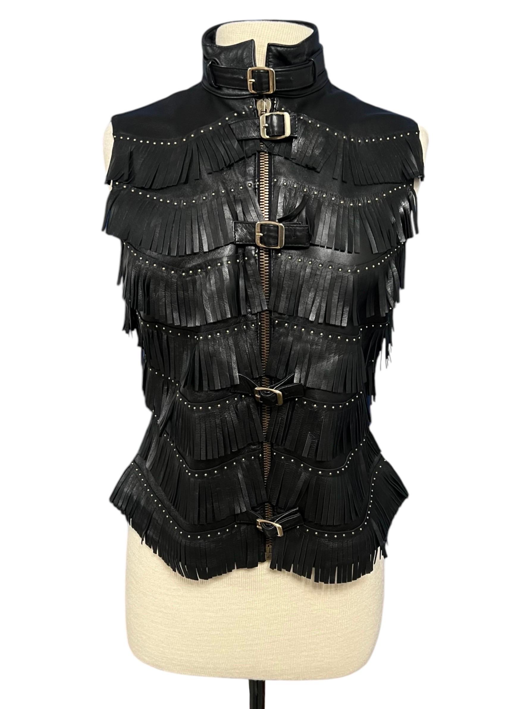 Soyez rock and roll chic avec cette veste de motard en cuir clouté à franges Versace Jeans Couture des années 1990. Ce gilet remarquable présente une esthétique audacieuse et avant-gardiste avec un col montant, des clous dorés et des fermetures à
