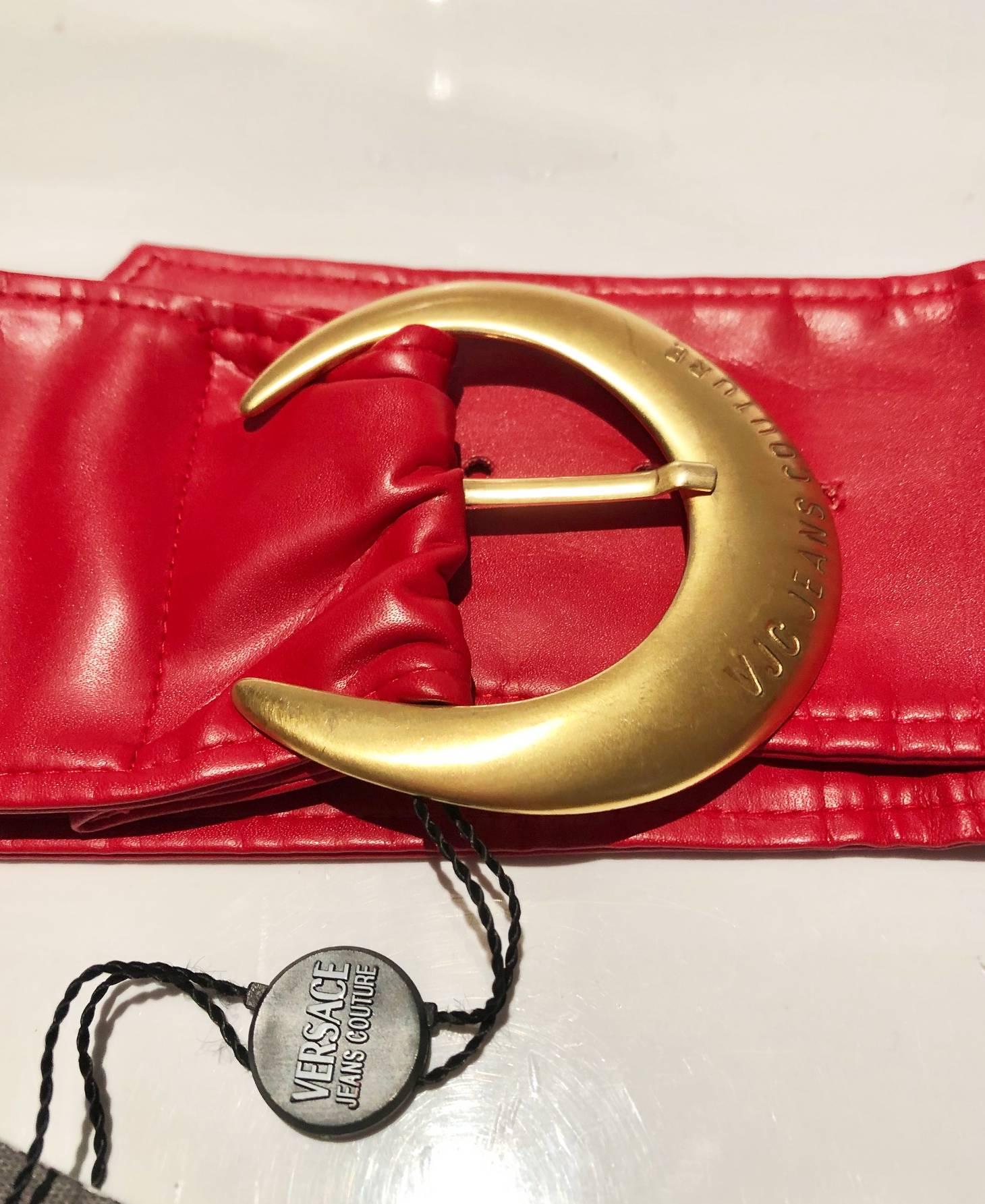 1990s Versace Jeans Couture Red Leather Gold Buckle High Waist Belt In Excellent Condition In London, GB