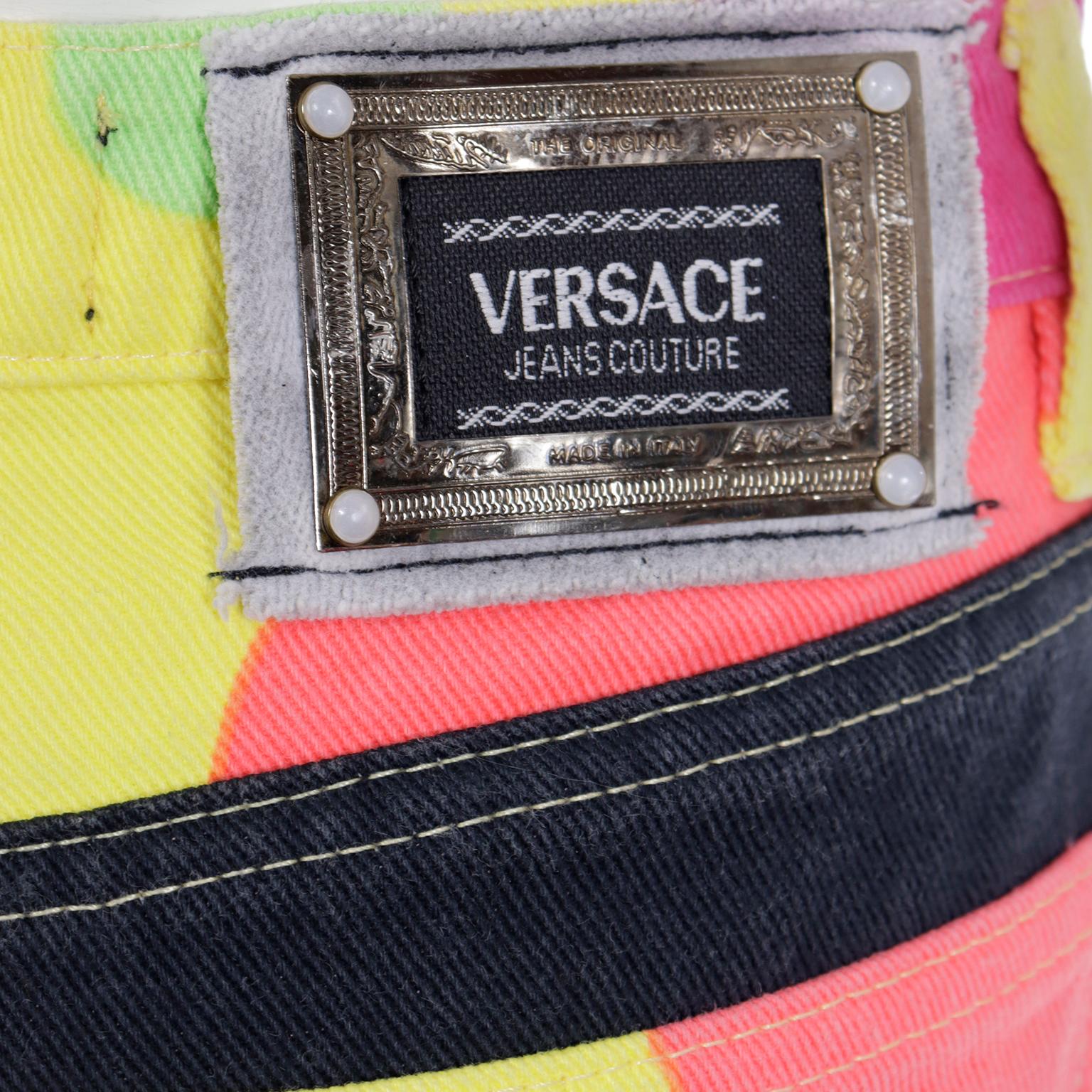 1990er Versace Jeans Couture Gelbe Hose mit mehrfarbigen Tupfen im Angebot 6
