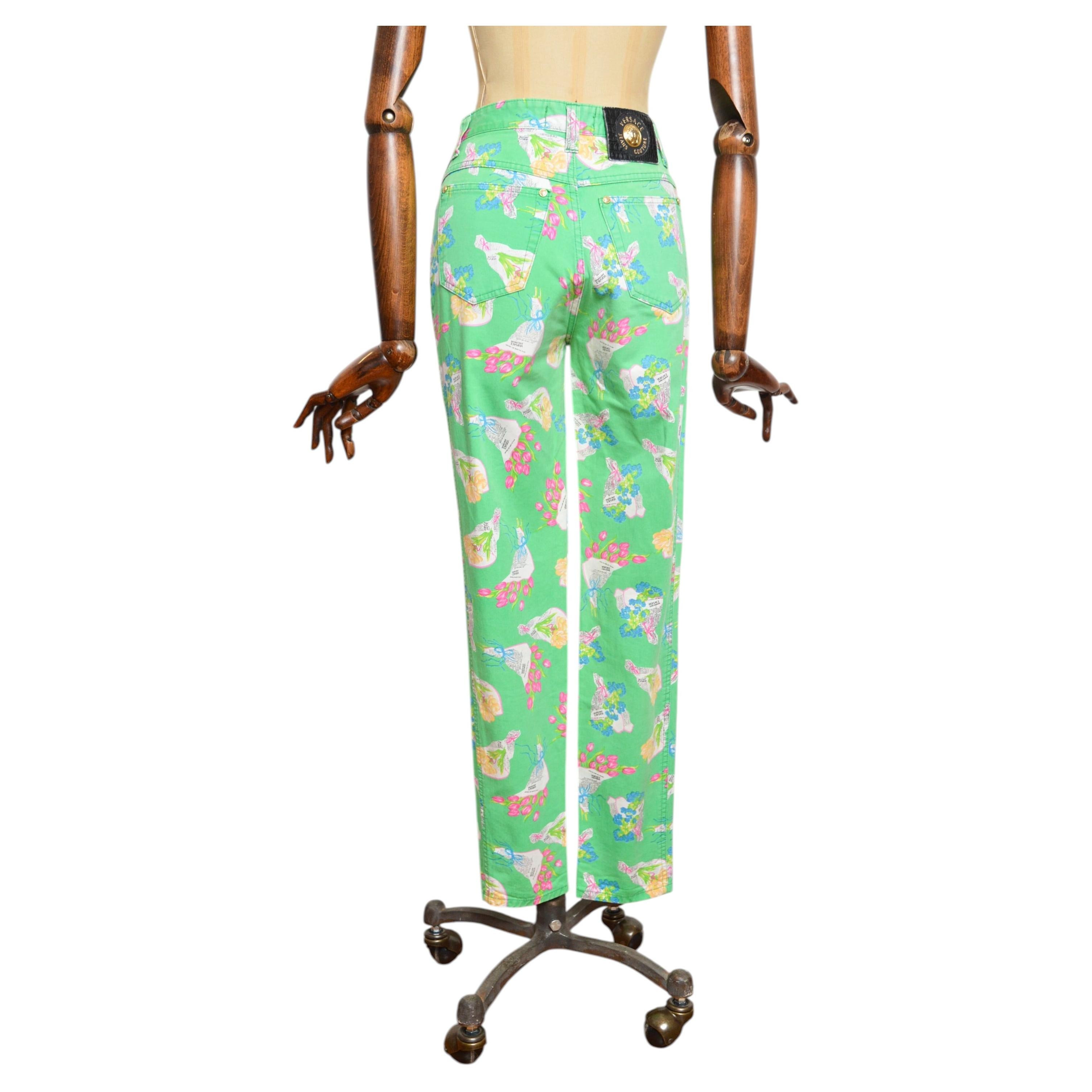 Vaqueros vintage de VERSACE de los años 90, de cintura alta, con estampado floral en verde claro, talla 25"
