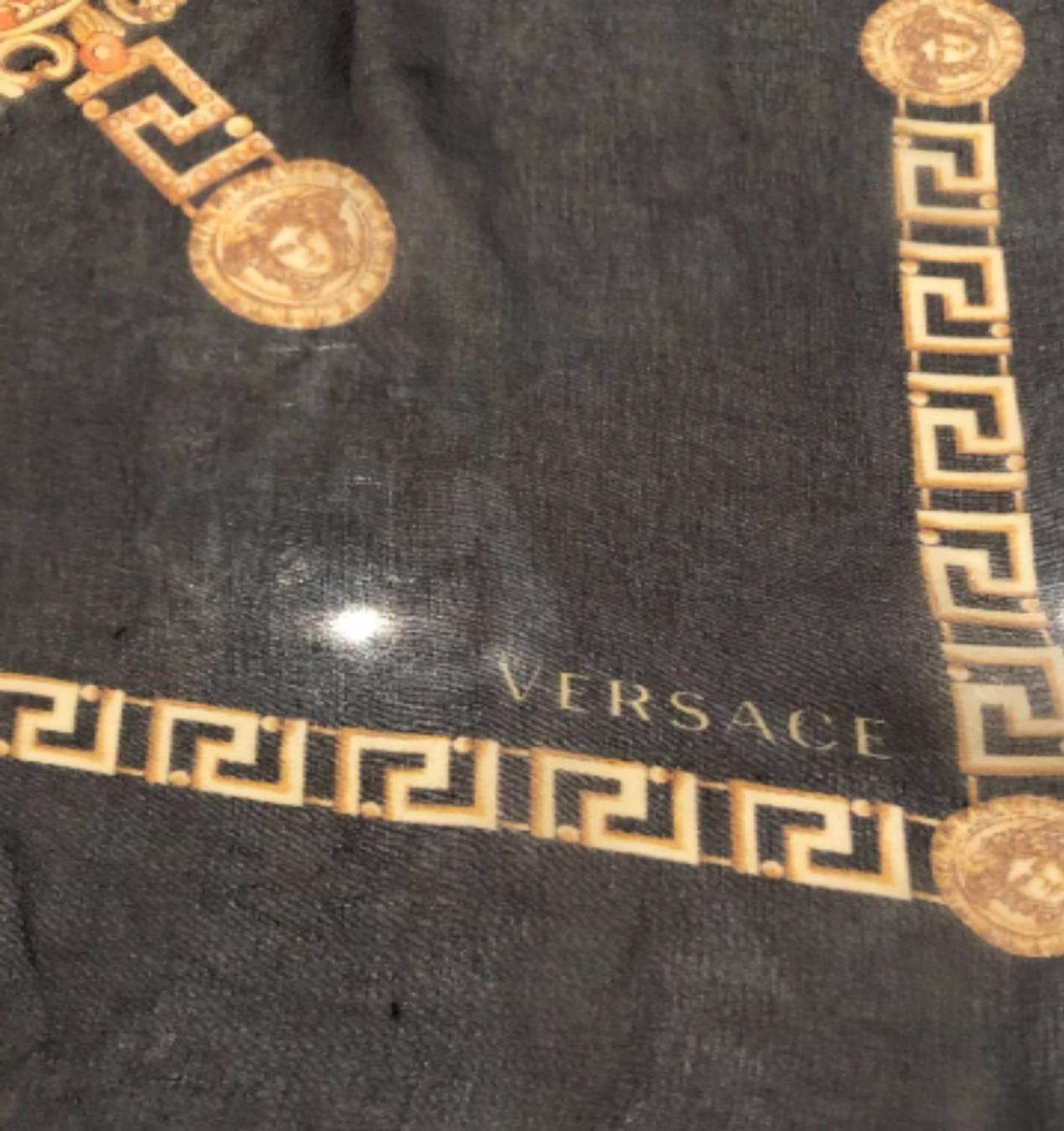 Beige 1990 Versace - Écharpe en mousseline à carreaux avec médaillon Medusa en vente