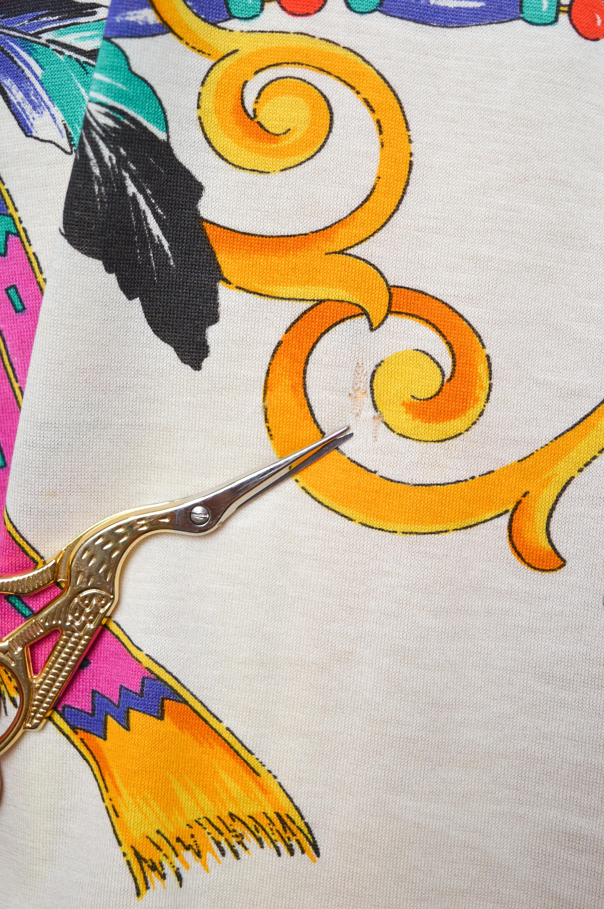 VERSACE T-shirt à motifs colorés à imprimé amérindien des années 1990 en vente 9