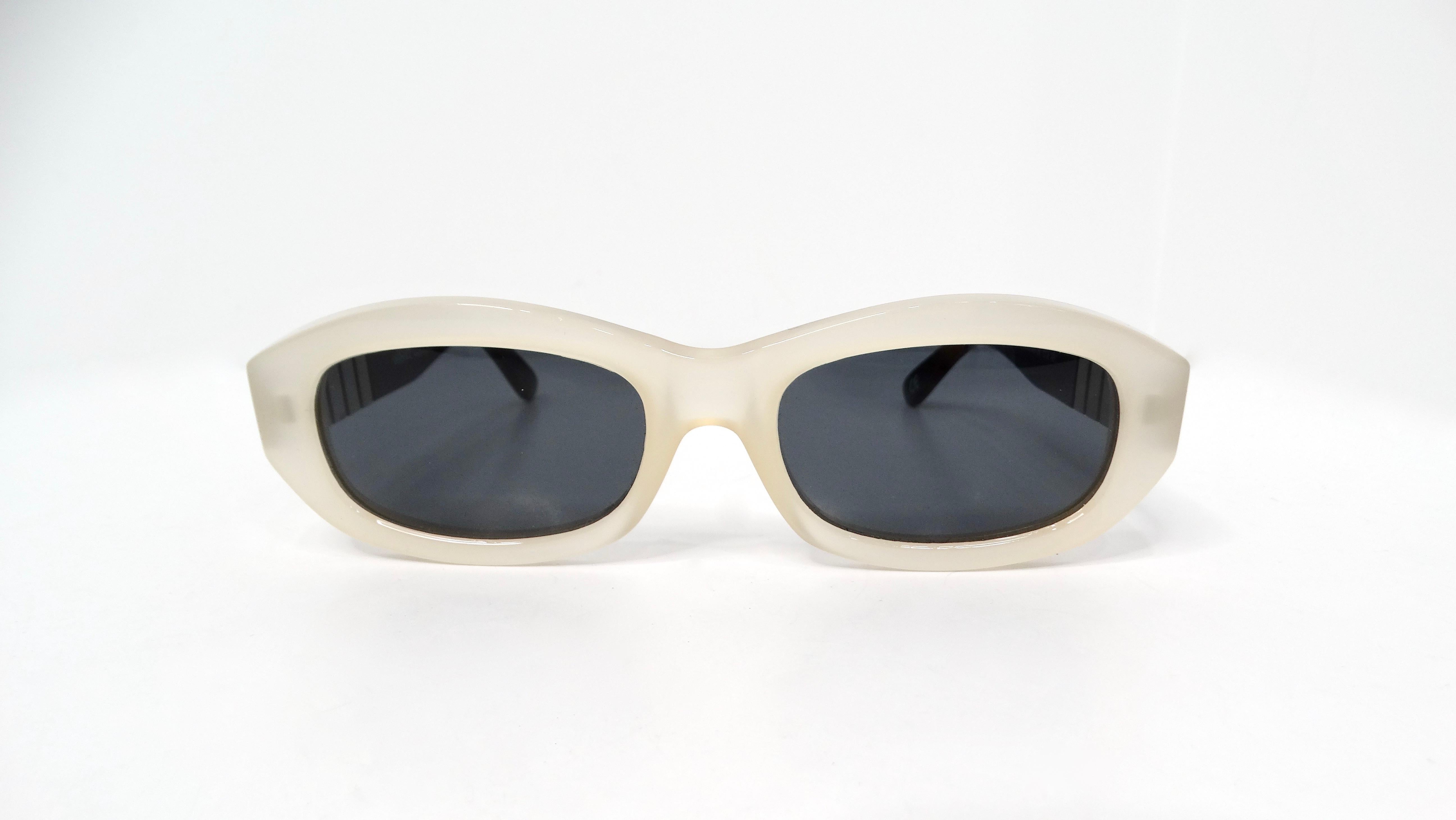 The 1990s Versace Off White Oval Frame Silver-Tone Medusa Sunglasses epitomize the bold, luxurious aesthetic that the brand is renowned for. Featuring an elegant off-white oval shape, these sunglasses command attention and showcase a striking