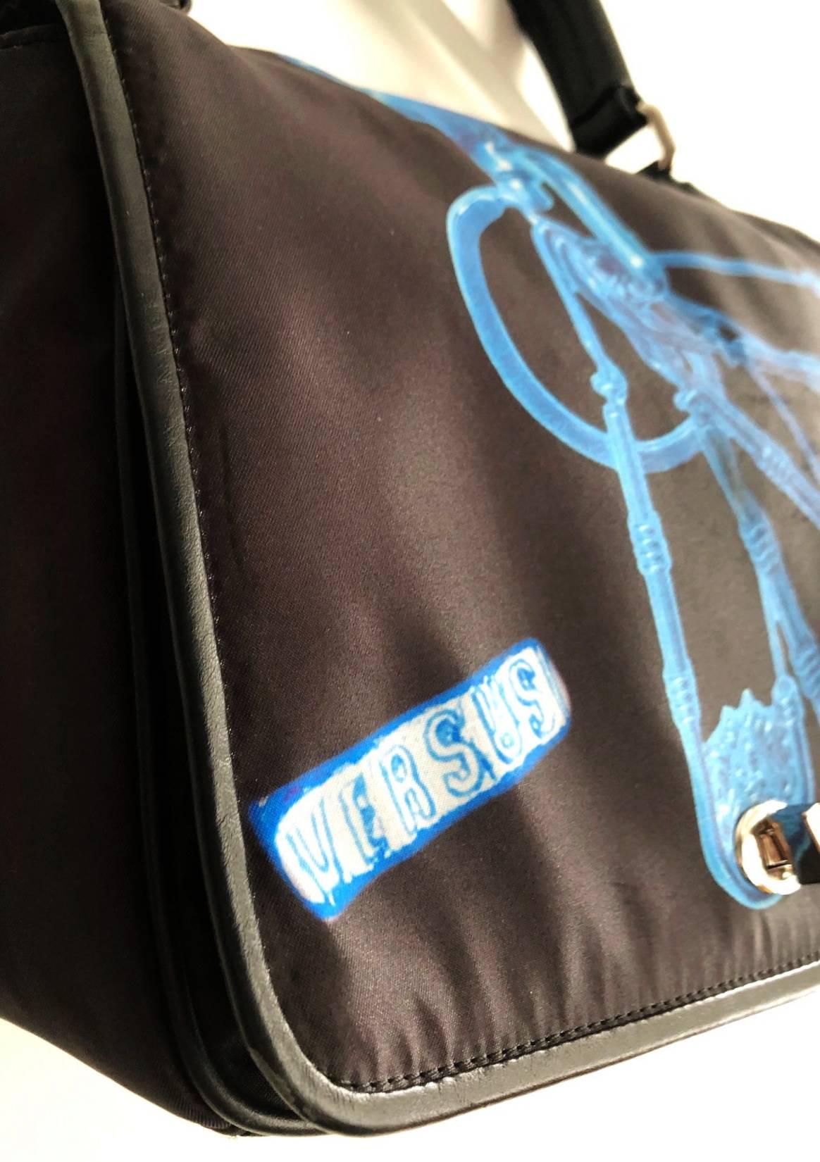 1990er Versace Versus Nylon Medusa Pin Top Handle Clutch Bag (Schwarz) im Angebot