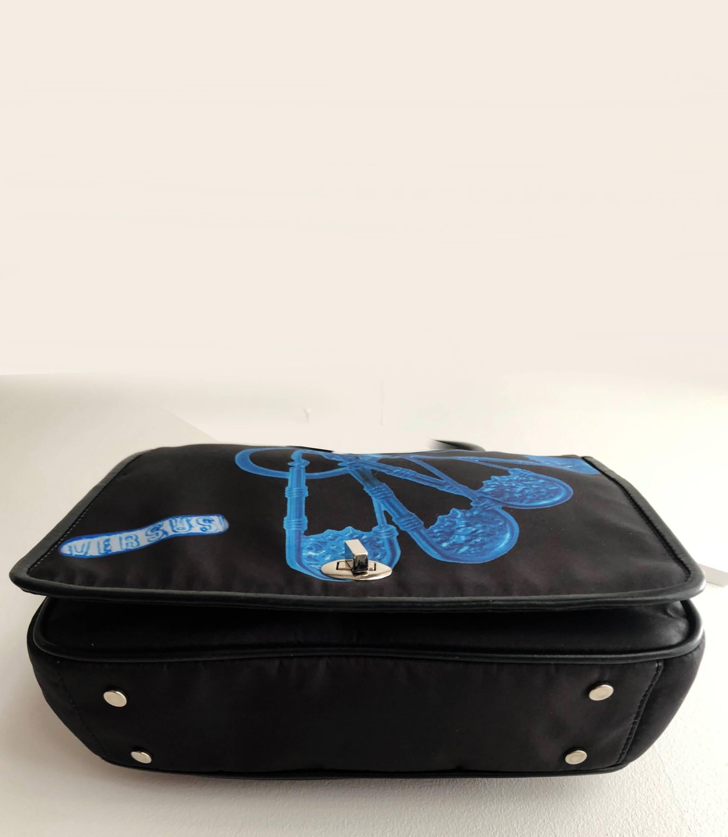 1990er Versace Versus Nylon Medusa Pin Top Handle Clutch Bag im Zustand „Gut“ im Angebot in London, GB