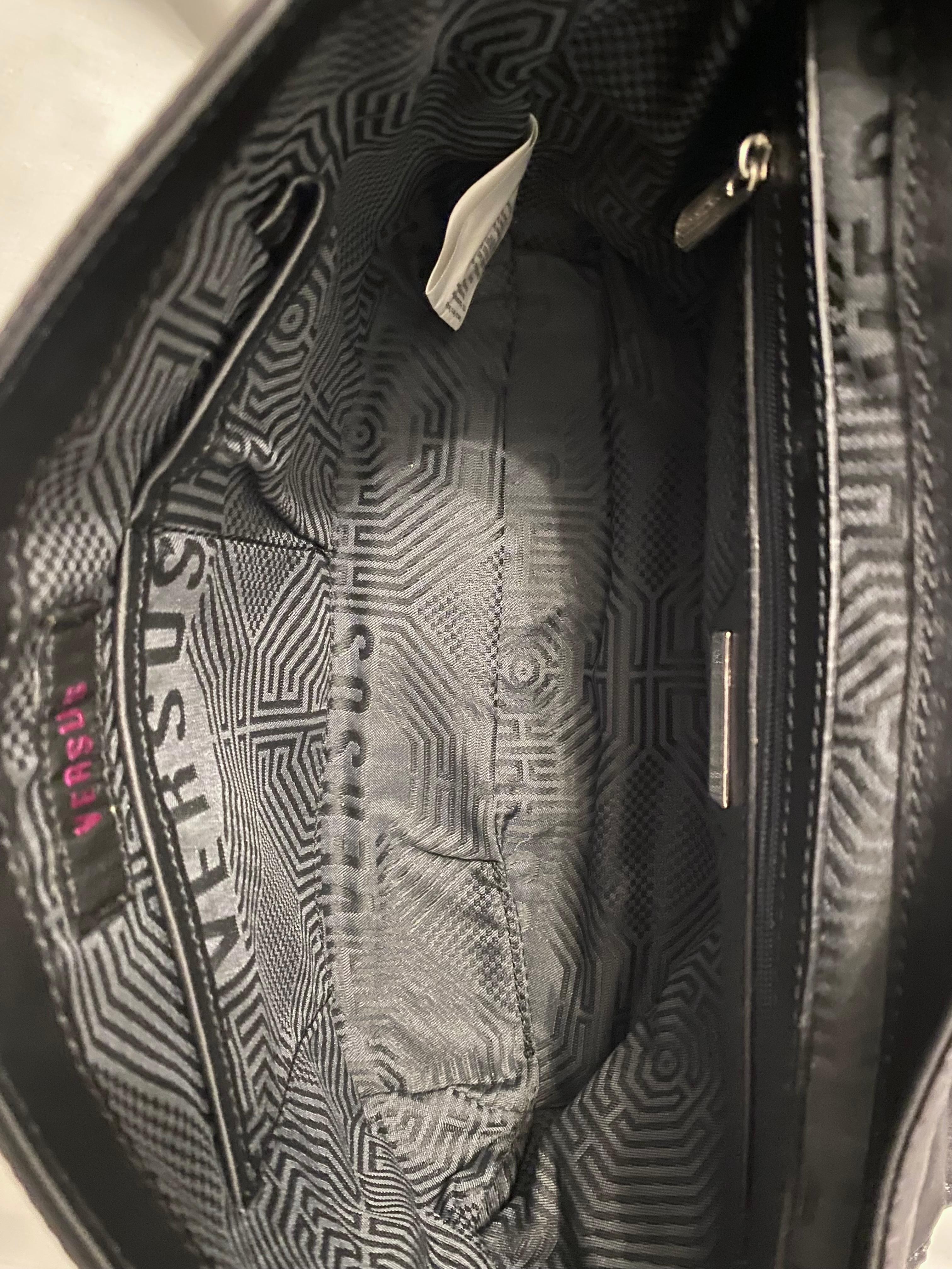 1990er Versace Versus Nylon Medusa Pin Top Handle Clutch Bag im Angebot 3