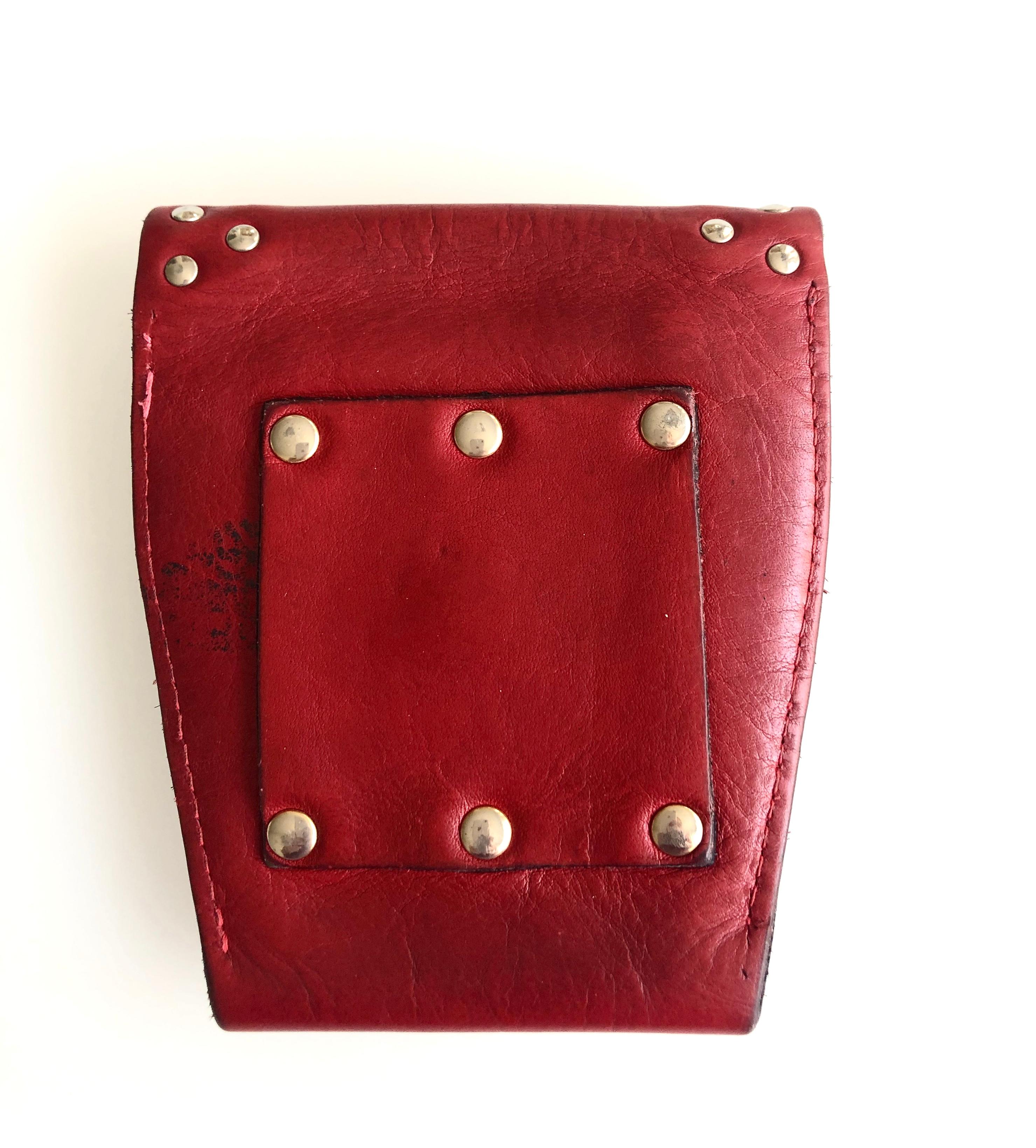 Rouge Versus by Versace - Sac à clous de ceinture en cuir rouge Méduse, années 1990  en vente