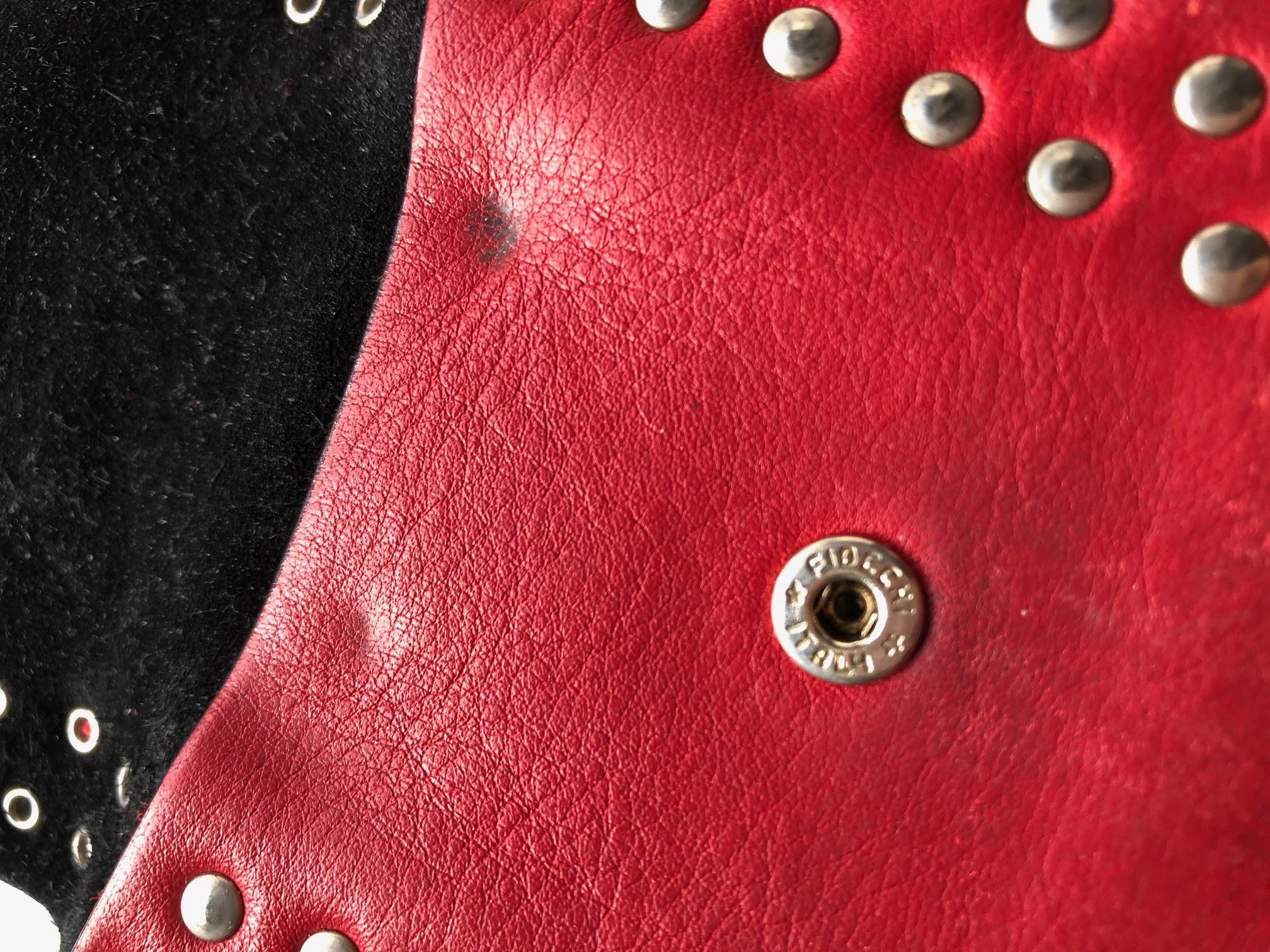 Versus by Versace - Sac à clous de ceinture en cuir rouge Méduse, années 1990  Bon état - En vente à London, GB