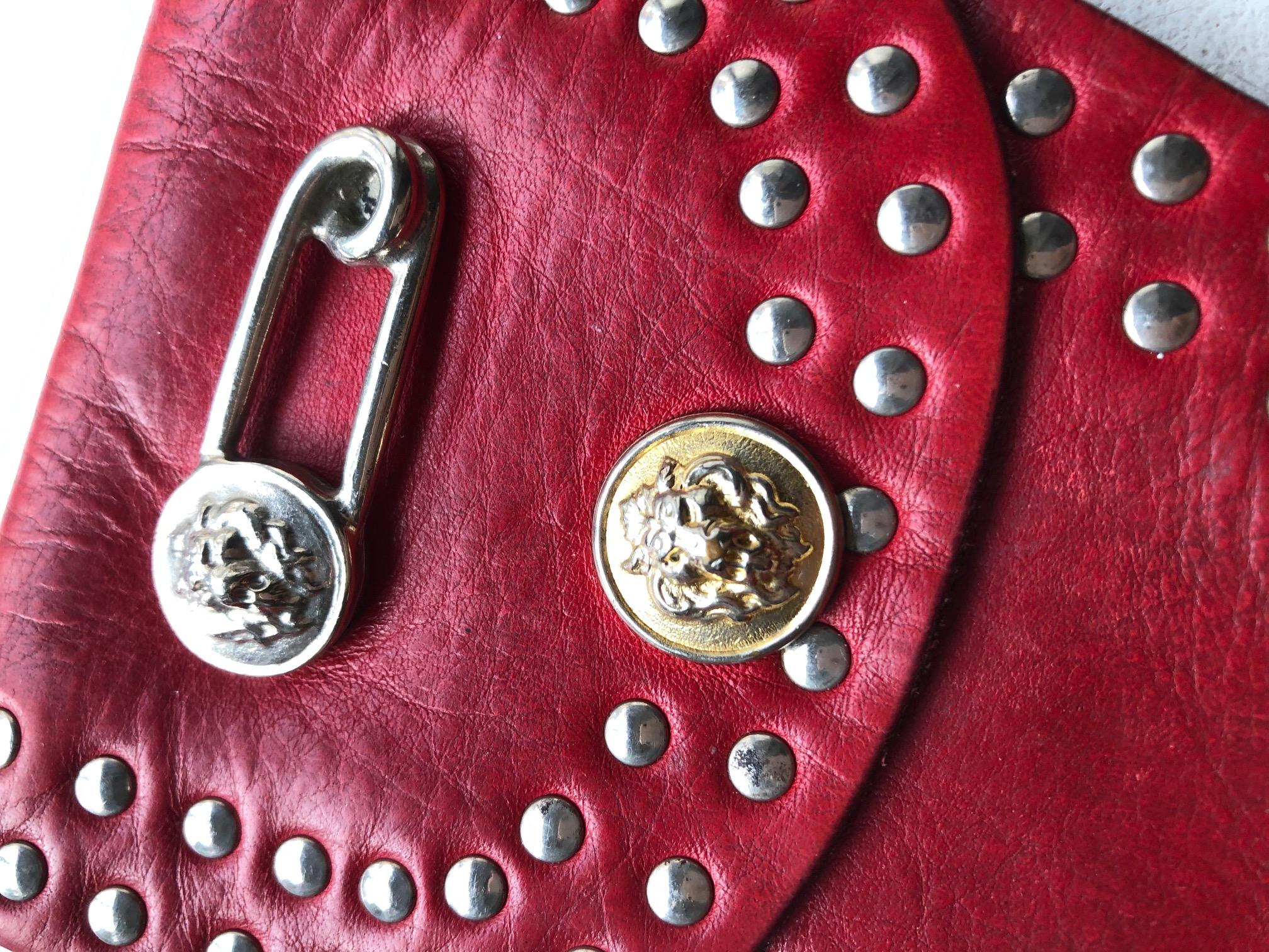 Versus by Versace - Sac à clous de ceinture en cuir rouge Méduse, années 1990  en vente 1