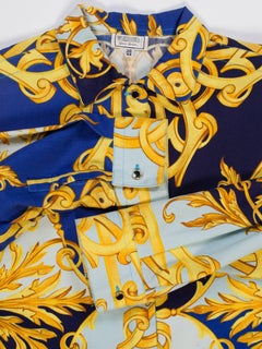 1990S VERSUS GIANNI VERSACE Lungo in twill di cotone blu e bianco con stampa barocca dorata