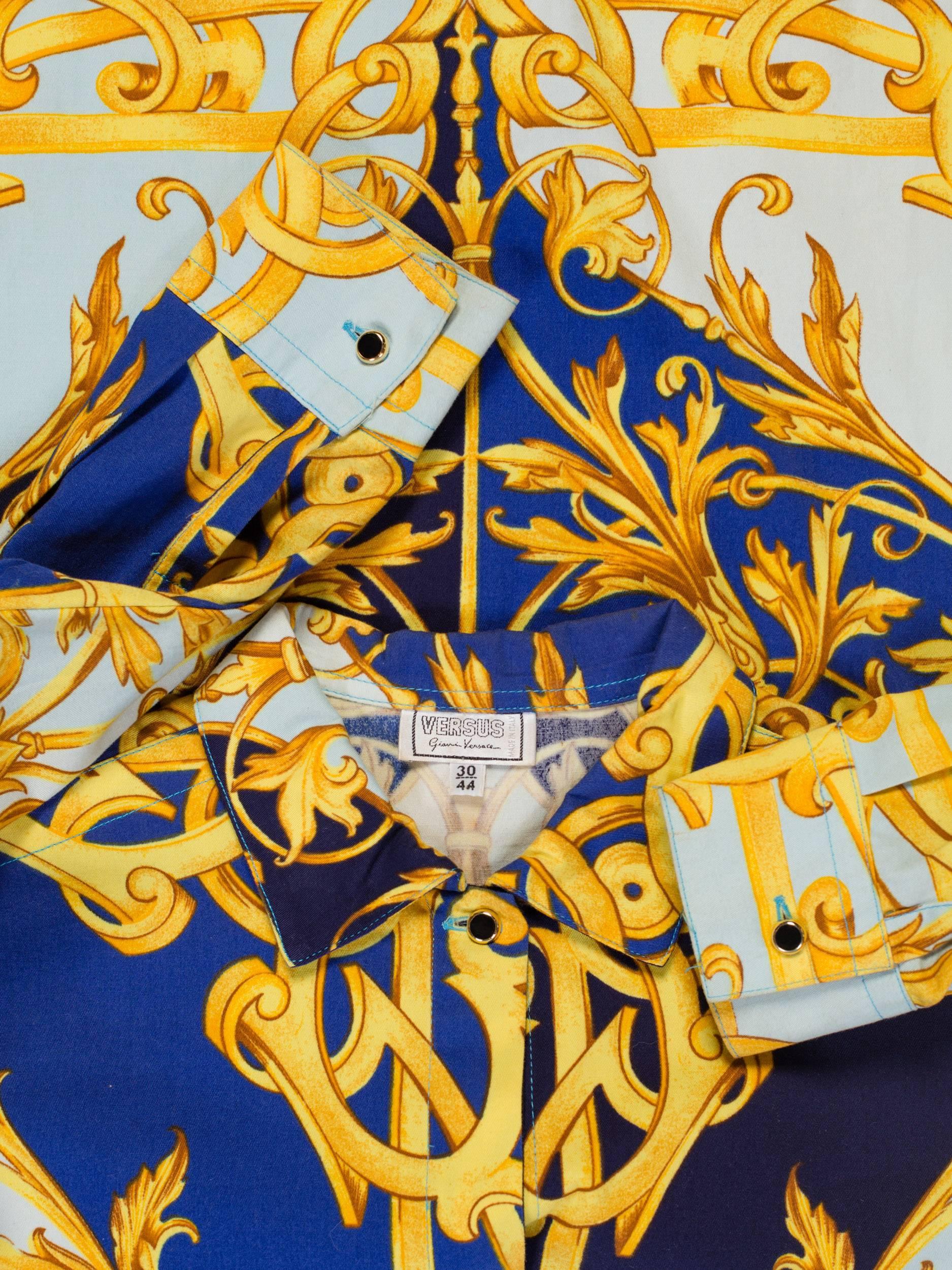1990S VERSUS GIANNI VERSACE Lungo in twill di cotone blu e bianco con stampa barocca dorata In condizioni ottime a New York, NY