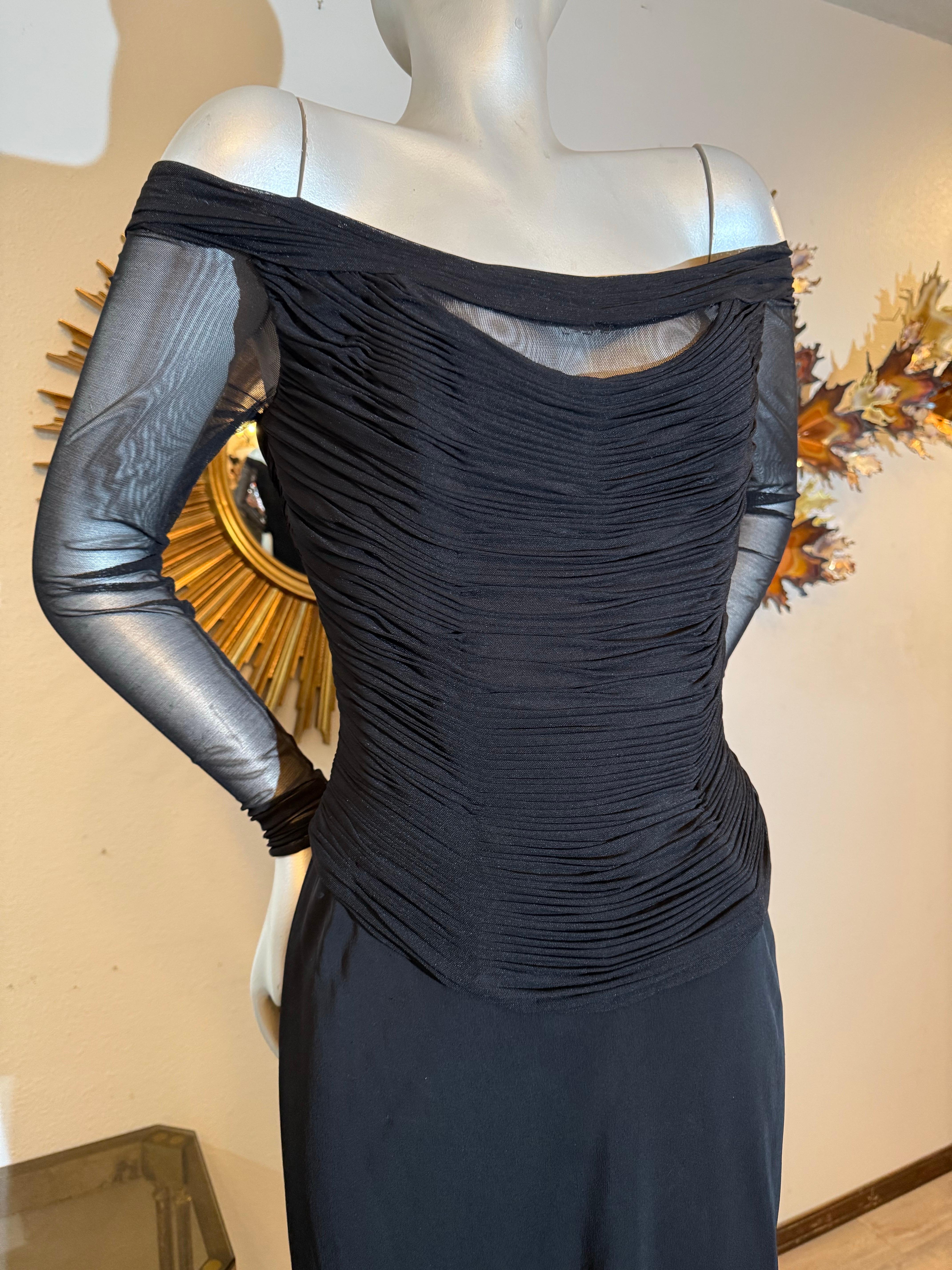 1990s Vicky Tiel Couture Vestido de cóctel negro con hombros descubiertos y corsé:  Corpiño estilo corsé totalmente deshuesado, forrado y fruncido, de malla elástica transparente. Cintura caída. Falda de punto negro.  Mangas largas transparentes y